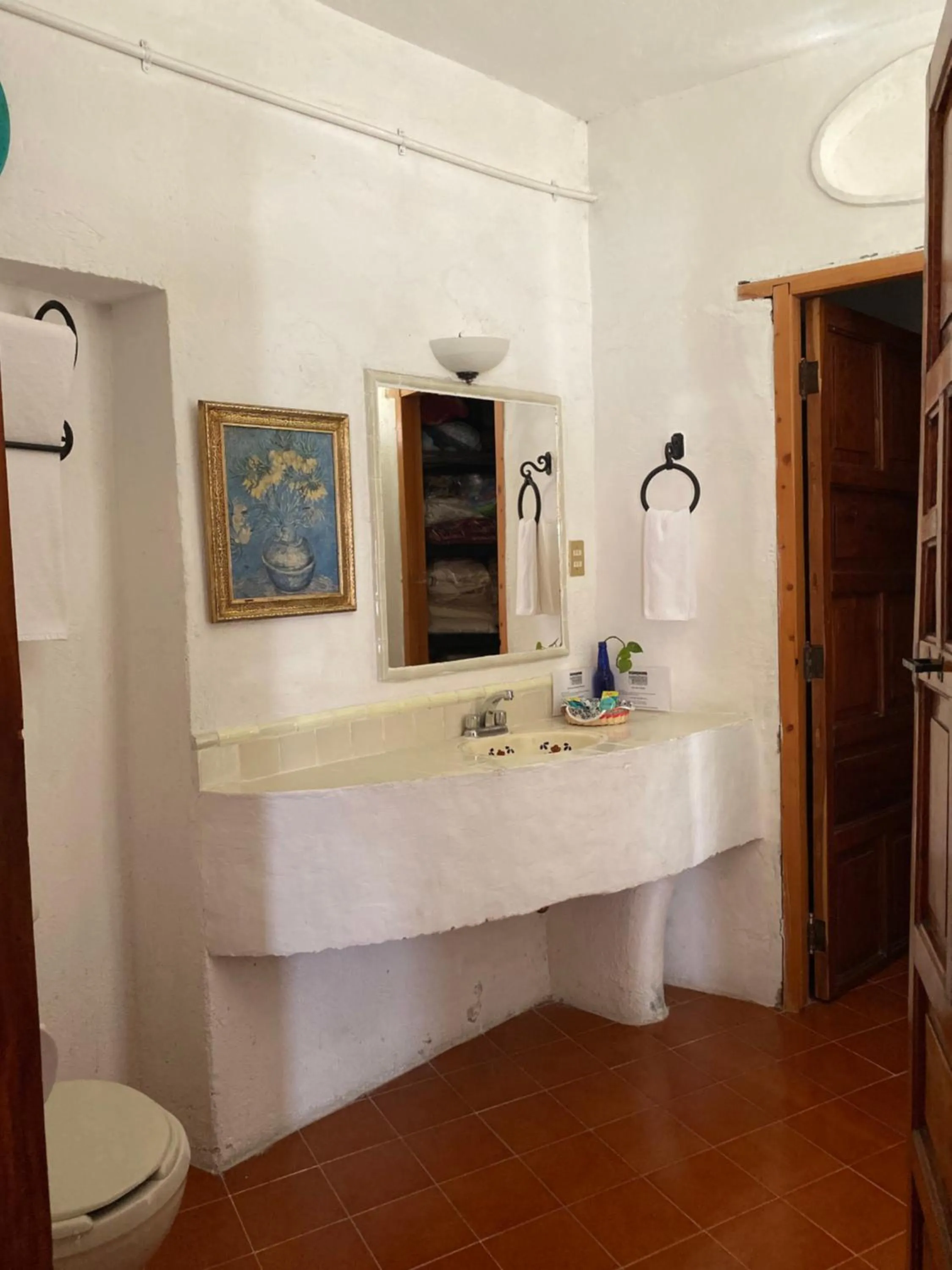 Toilet in Hotel Mi Casita