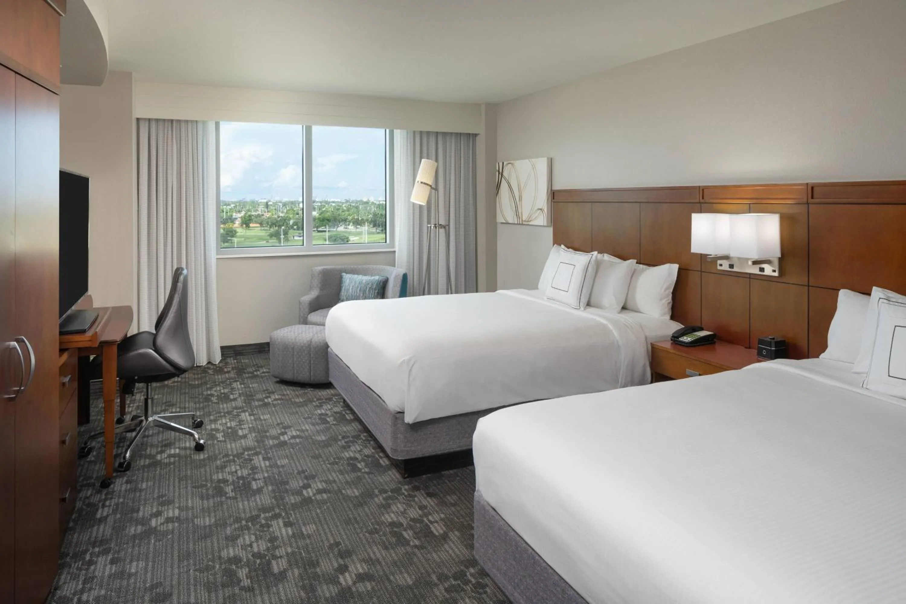 Photo of the whole room, Bed in Courtyard by Marriott Miami Airport