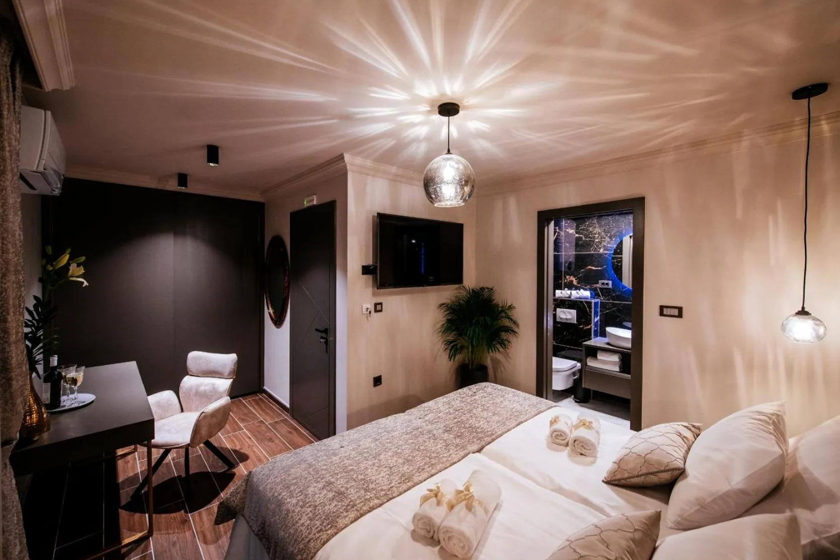 TV and multimedia, Bed in Luxury Rooms VINDEMIÆ