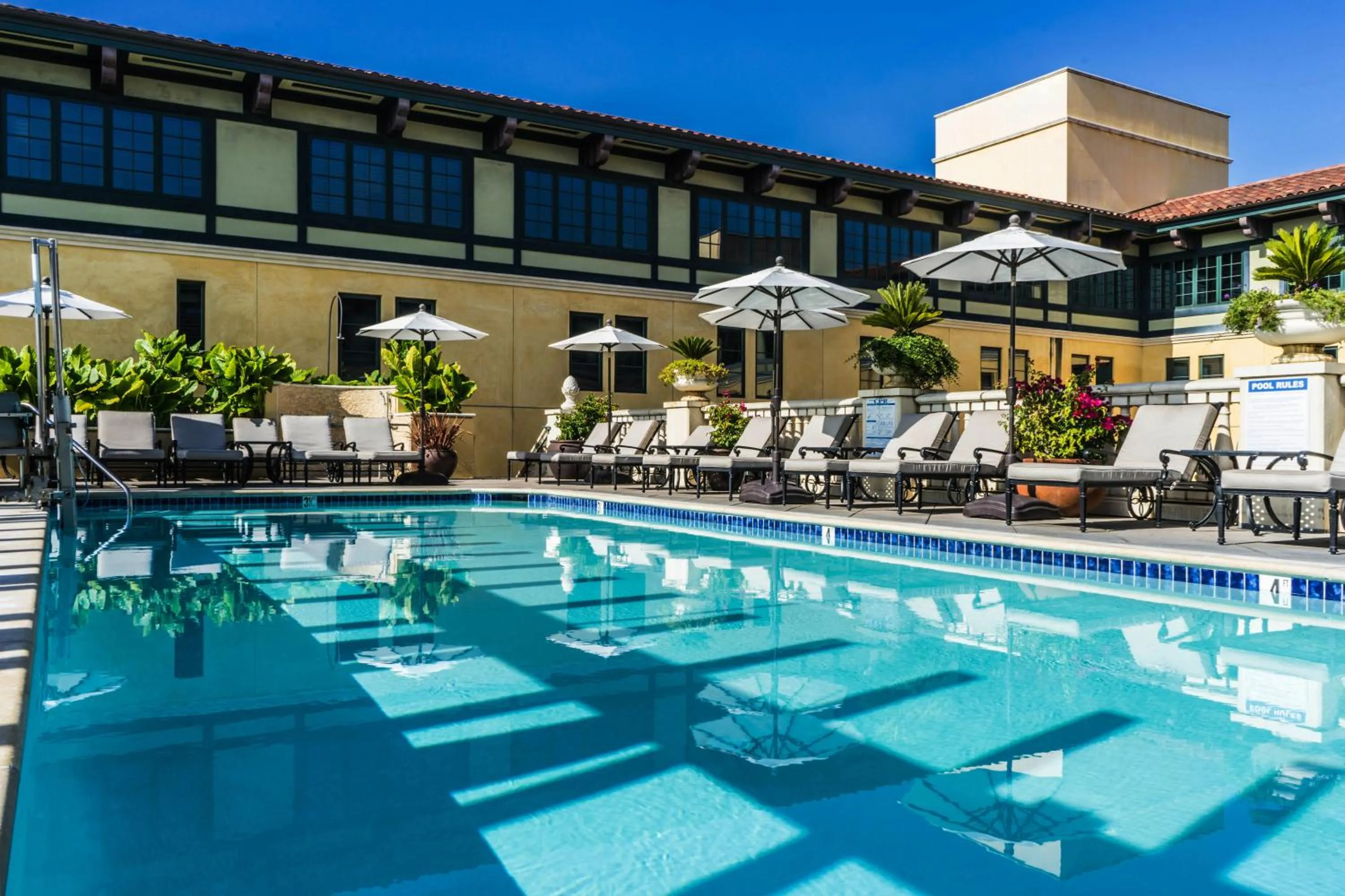 Swimming pool in Hotel Valencia Santana Row