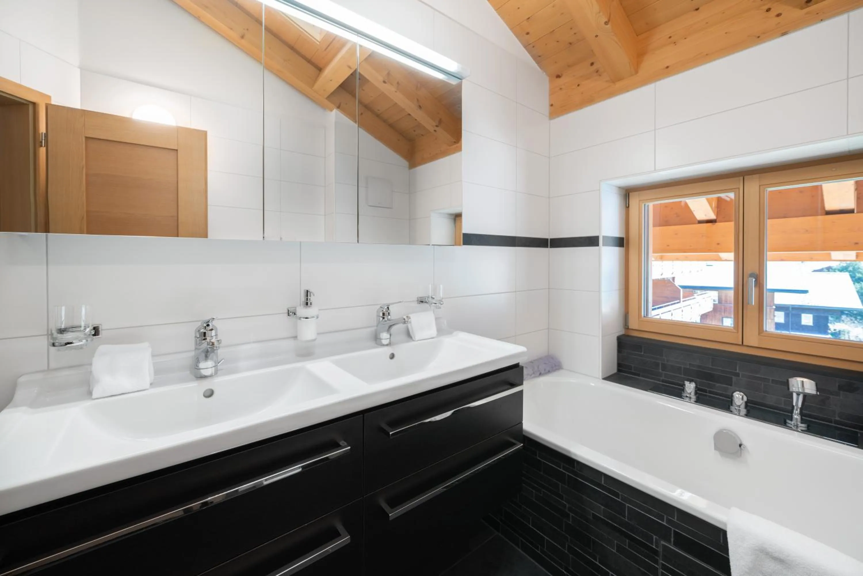 Bath in Chalet Alia and Apartments-Grindelwald by Swiss Hotel Apartments