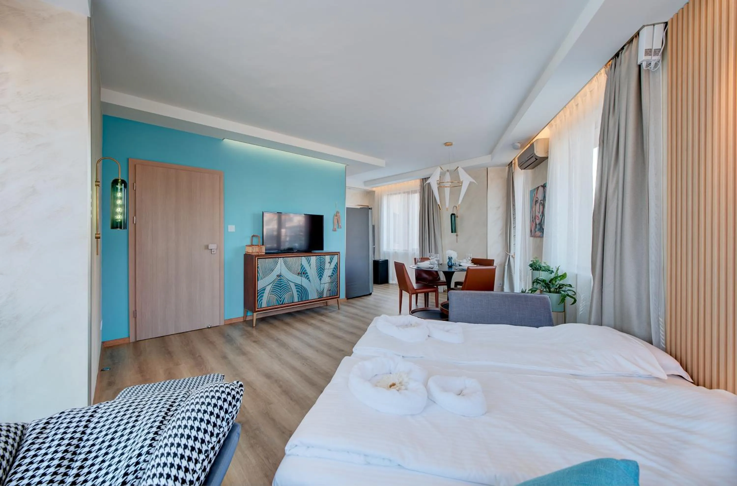 Communal lounge/ TV room, Bed in Beachfront Smart Homes by Marty's