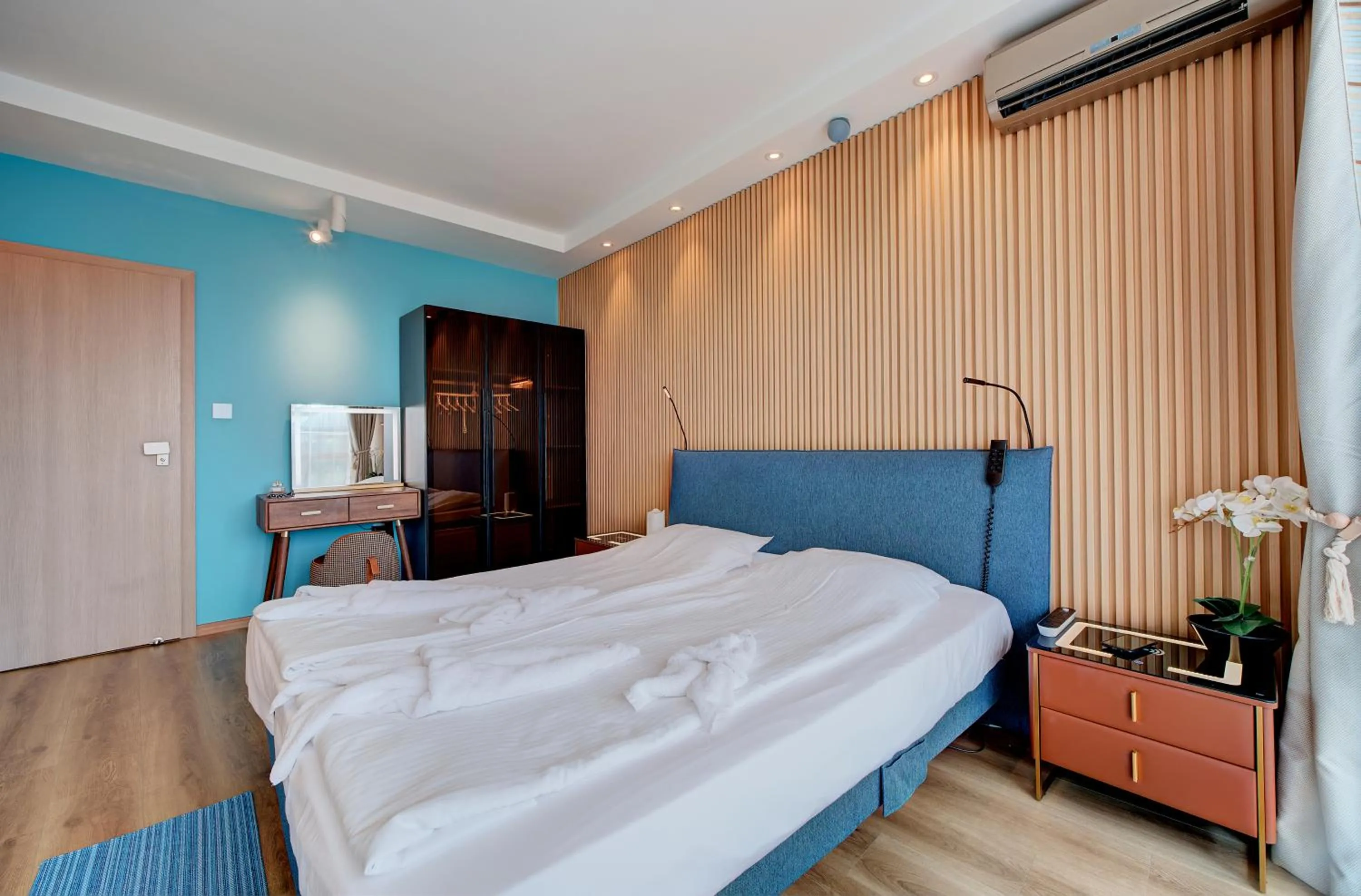 Bed in Beachfront Smart Homes by Marty's
