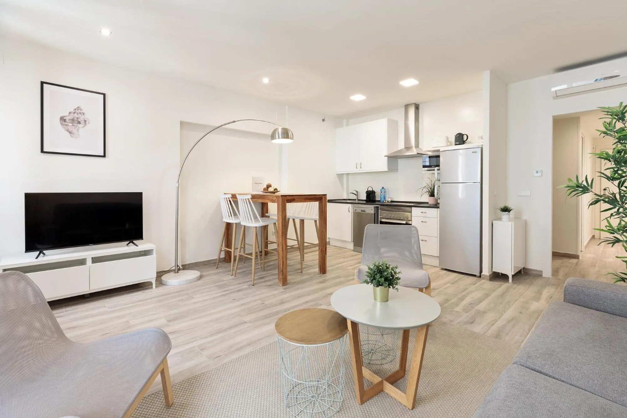 Communal lounge/ TV room in Sitges Group Blue&White
