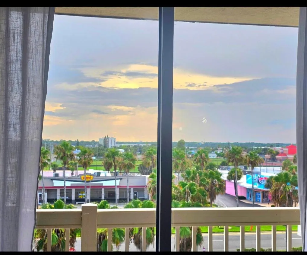 Stay ON the beach! Wonderful location!