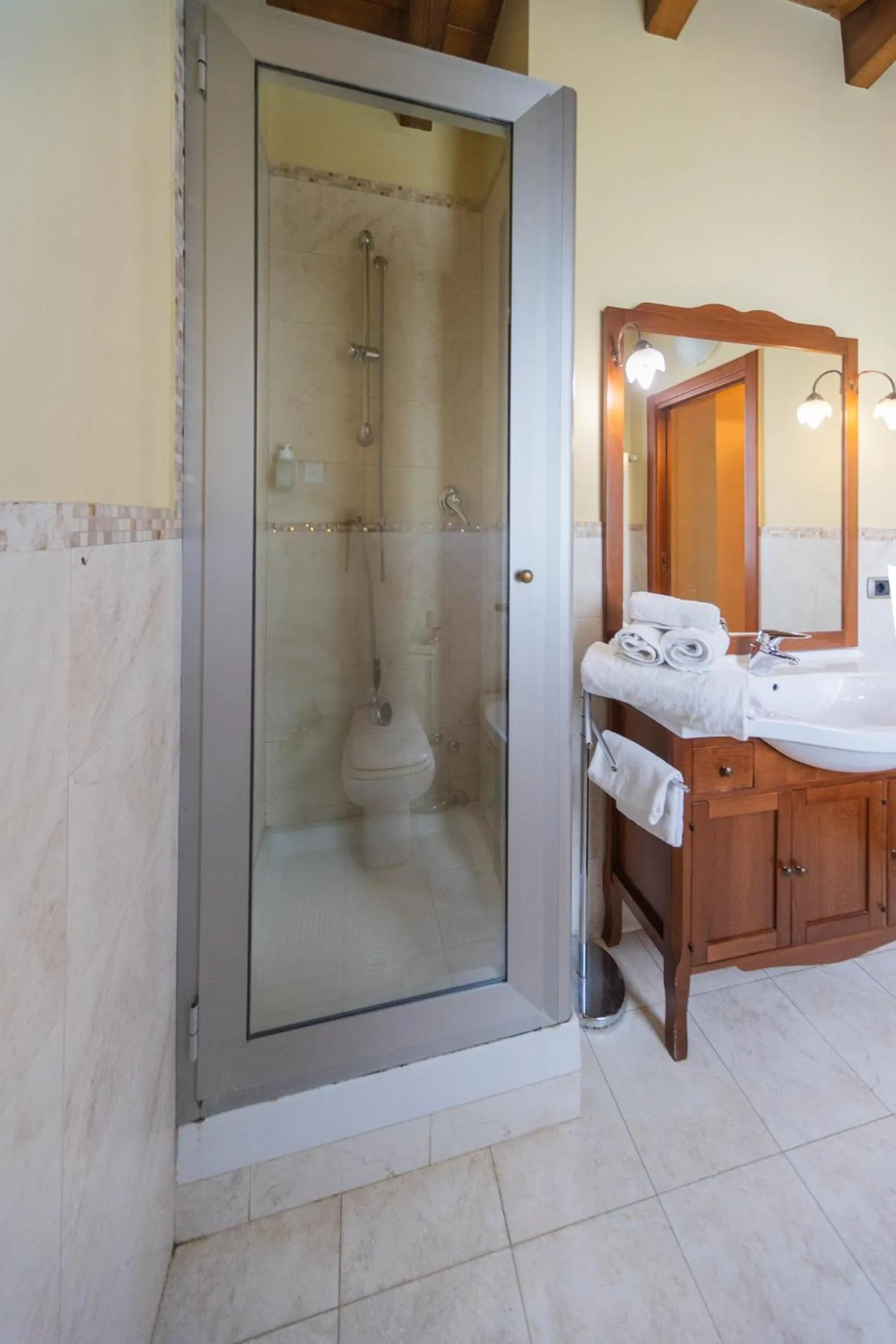 Bathroom, Bed in Santa Maria Apartments