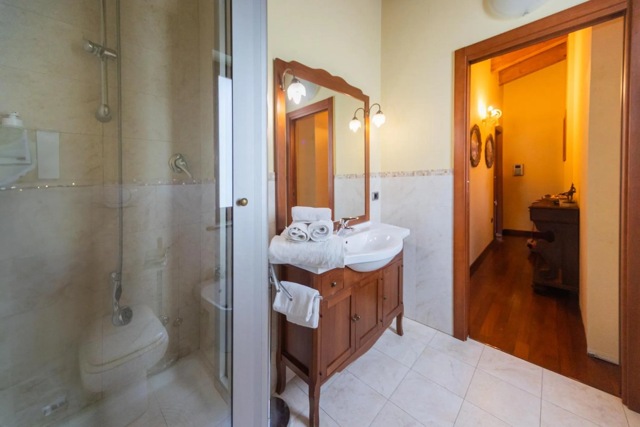 Bathroom, Bed in Santa Maria Apartments