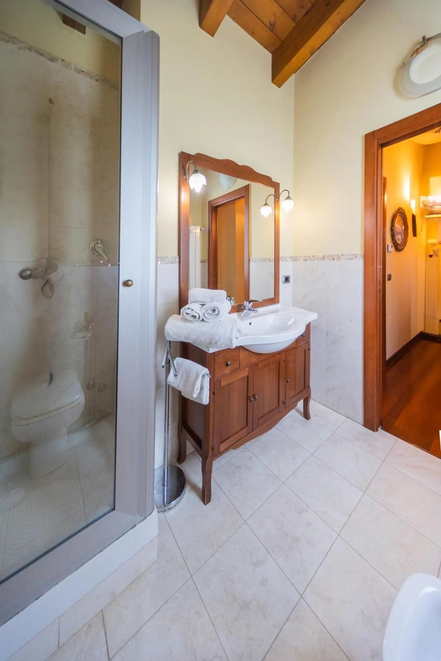Bathroom, Bed in Santa Maria Apartments