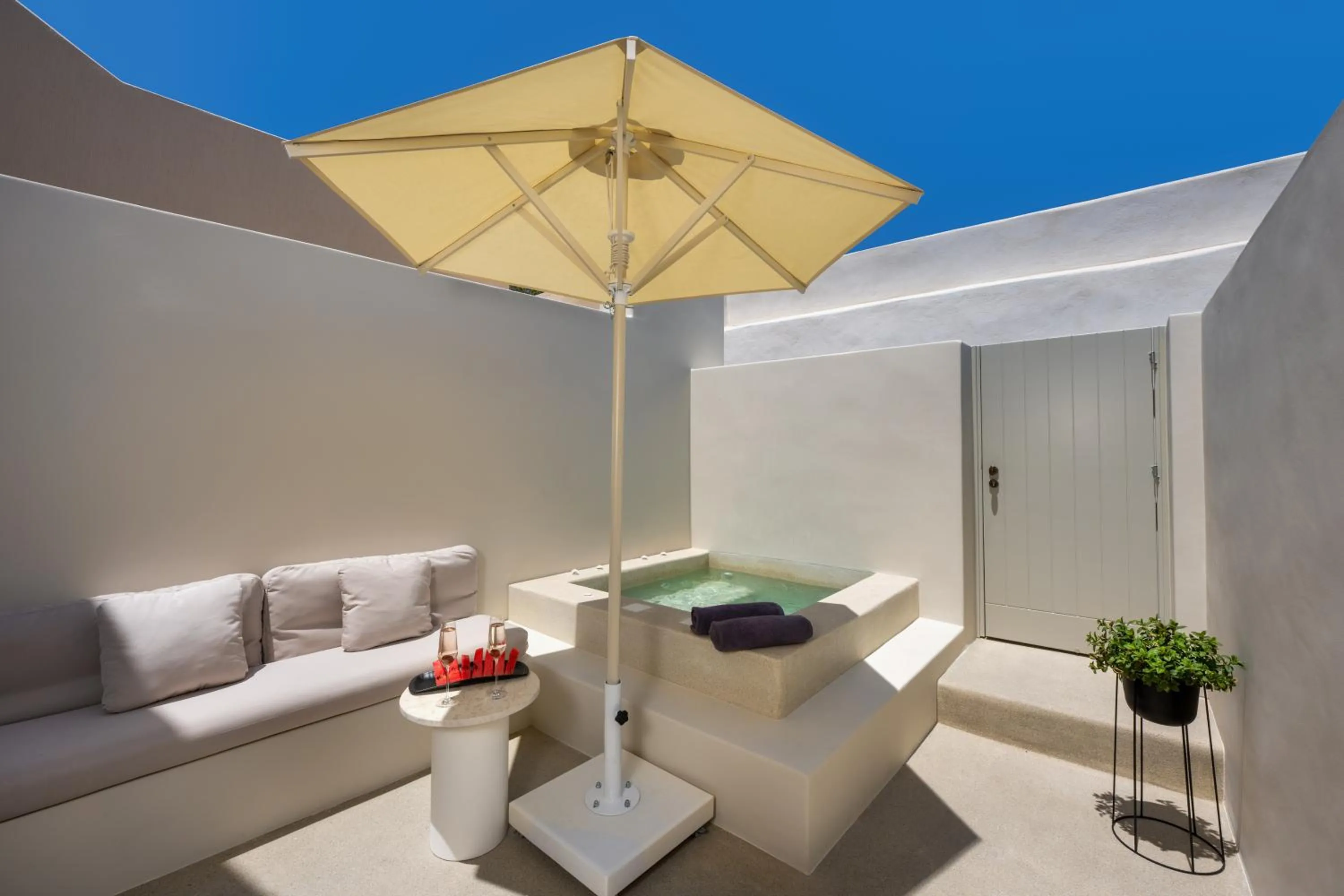 Honeymoon Suite Private Outdoor Hot Tub & Indoor Heated Pool in Coconut Residence