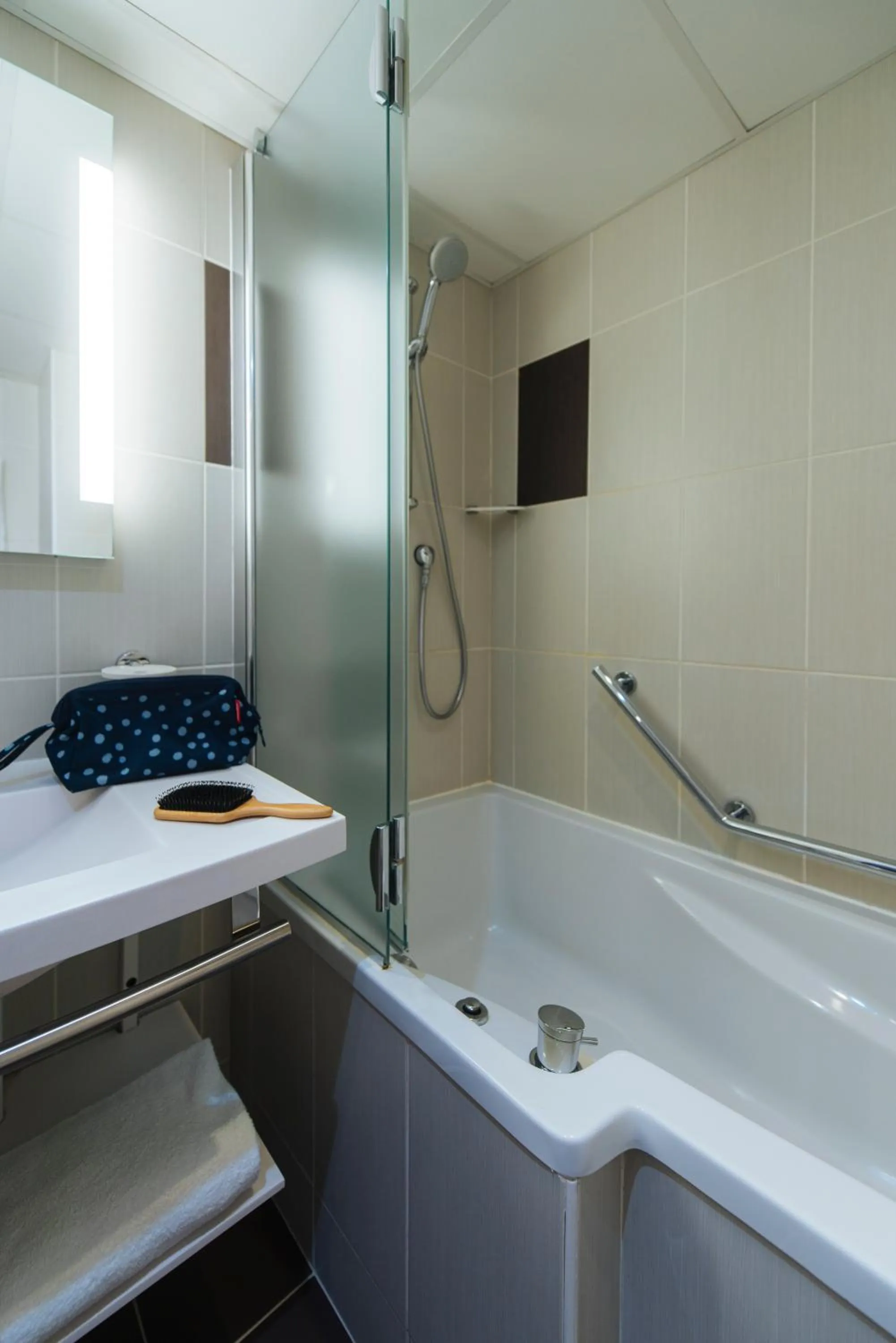 Bathroom in ibis Styles Nice Aéroport Arenas