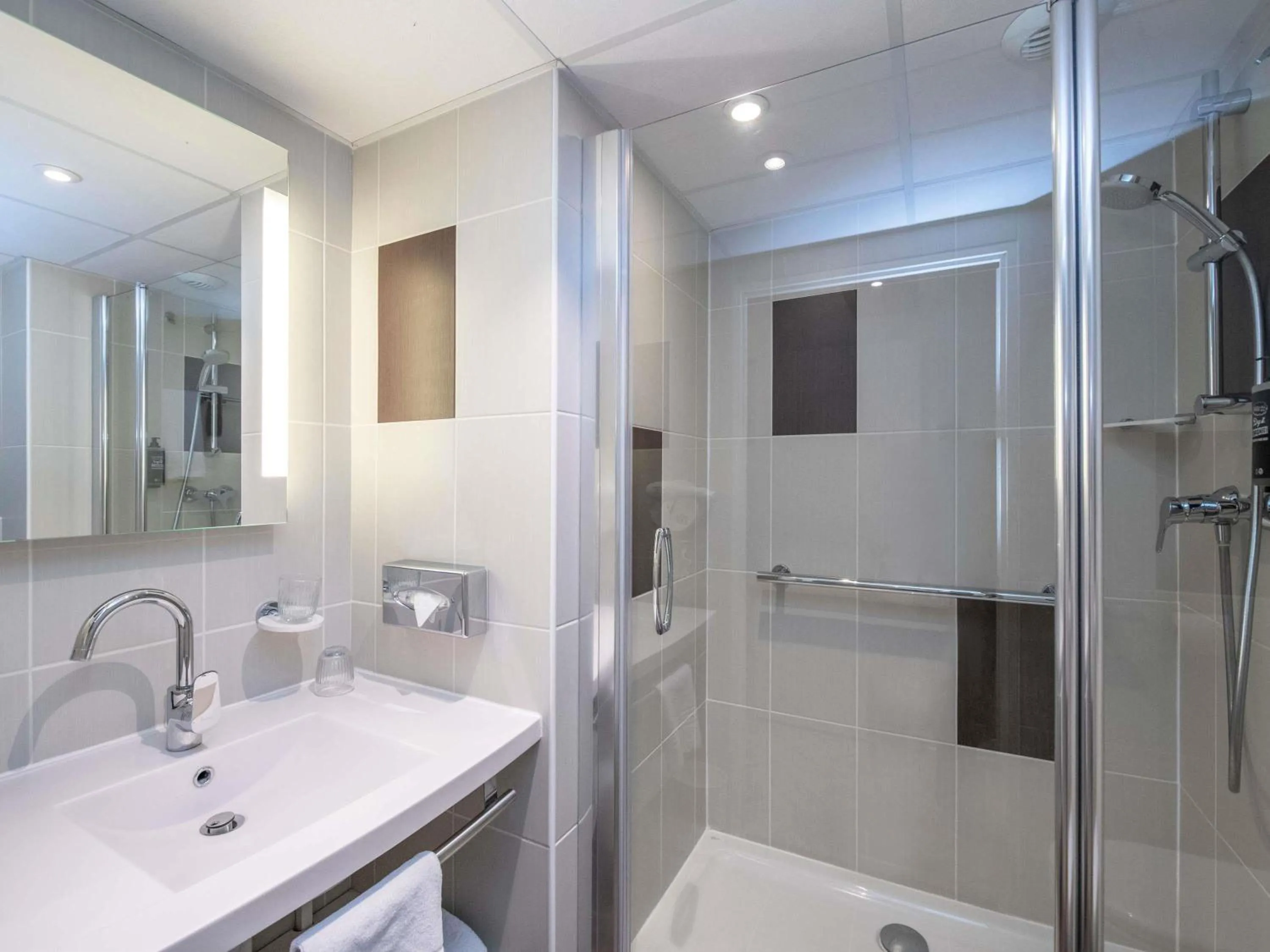 Bedroom in ibis Styles Nice Aéroport Arenas