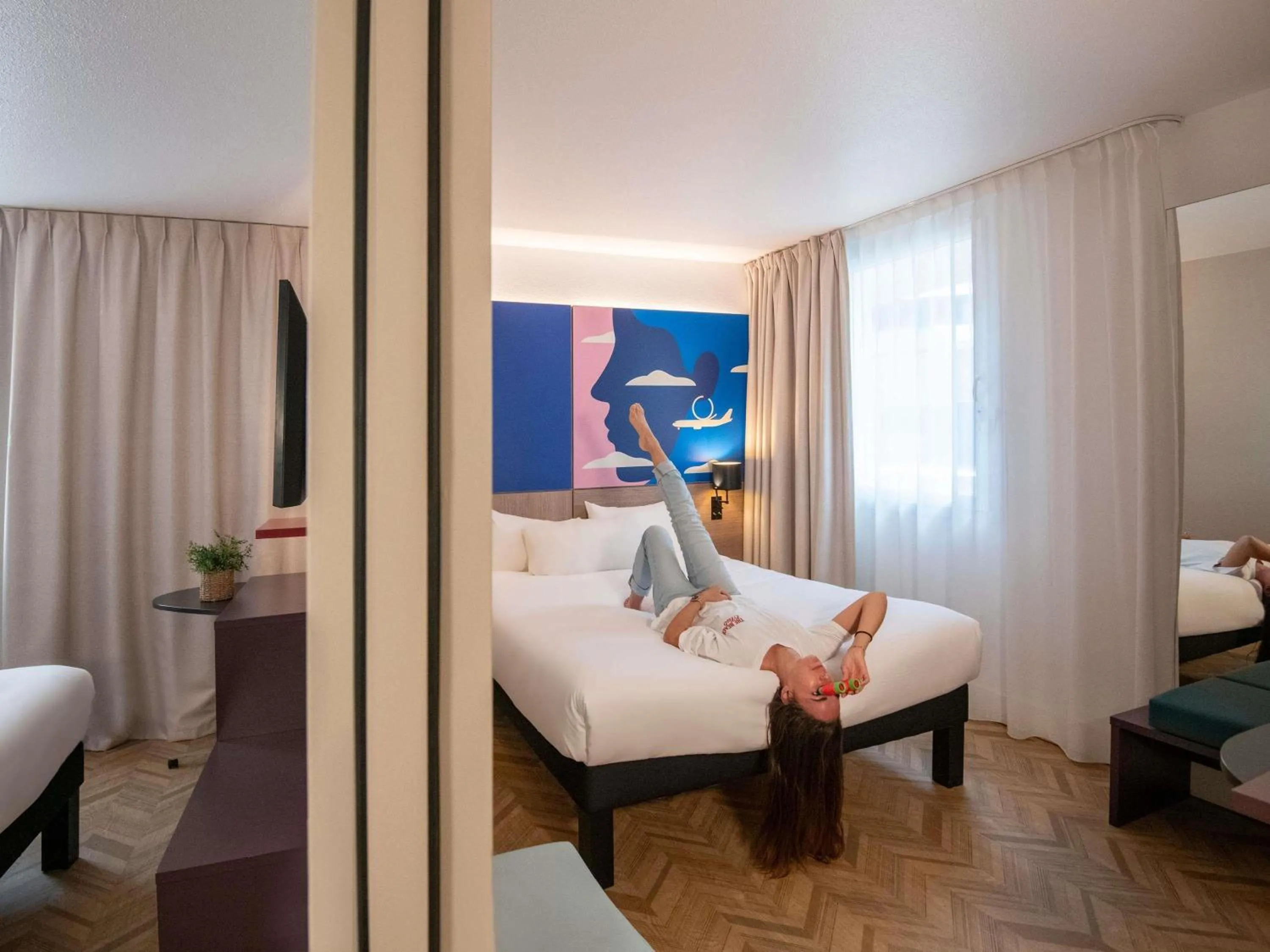 Bedroom, Bed in ibis Styles Nice Aéroport Arenas