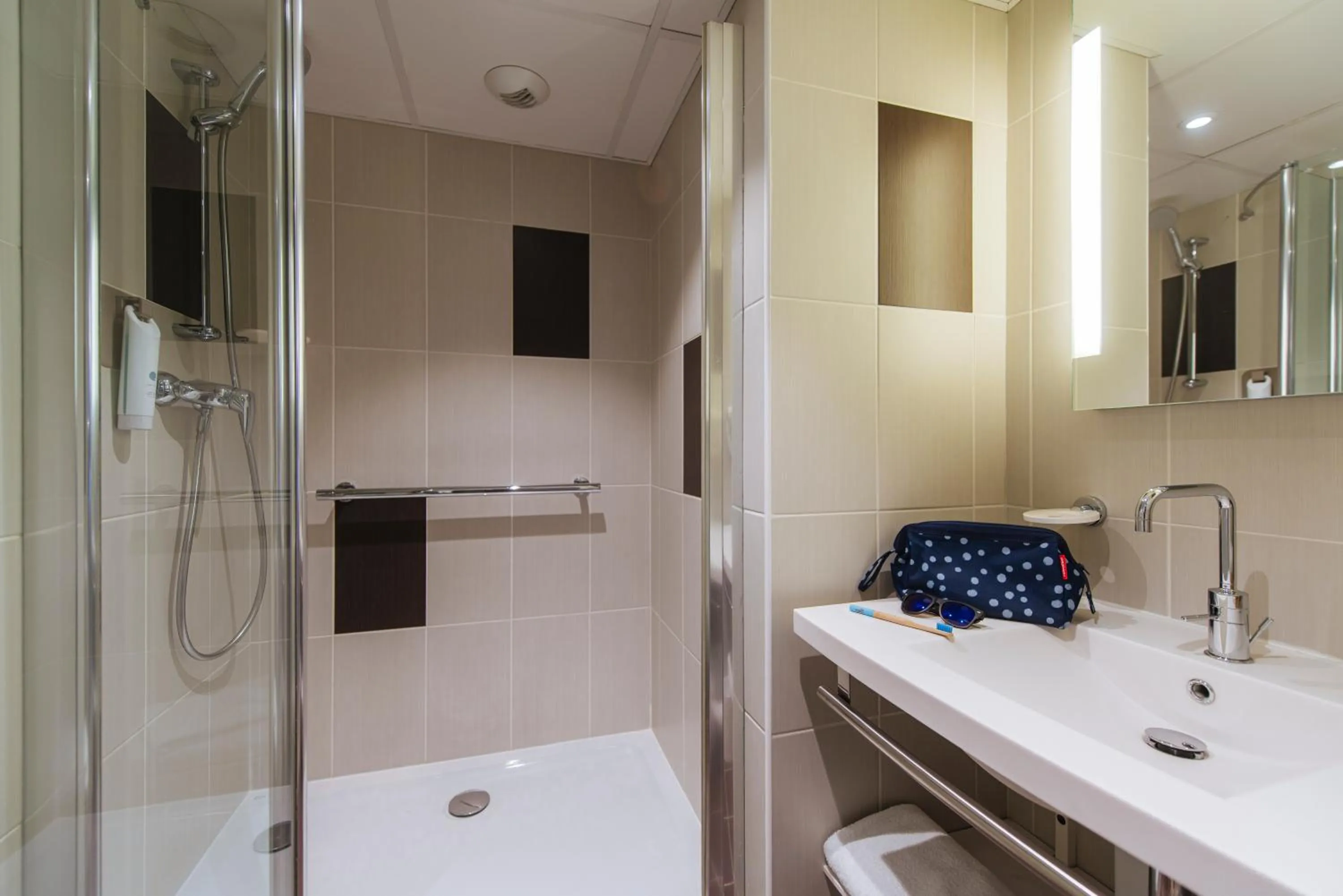 Shower in ibis Styles Nice Aéroport Arenas