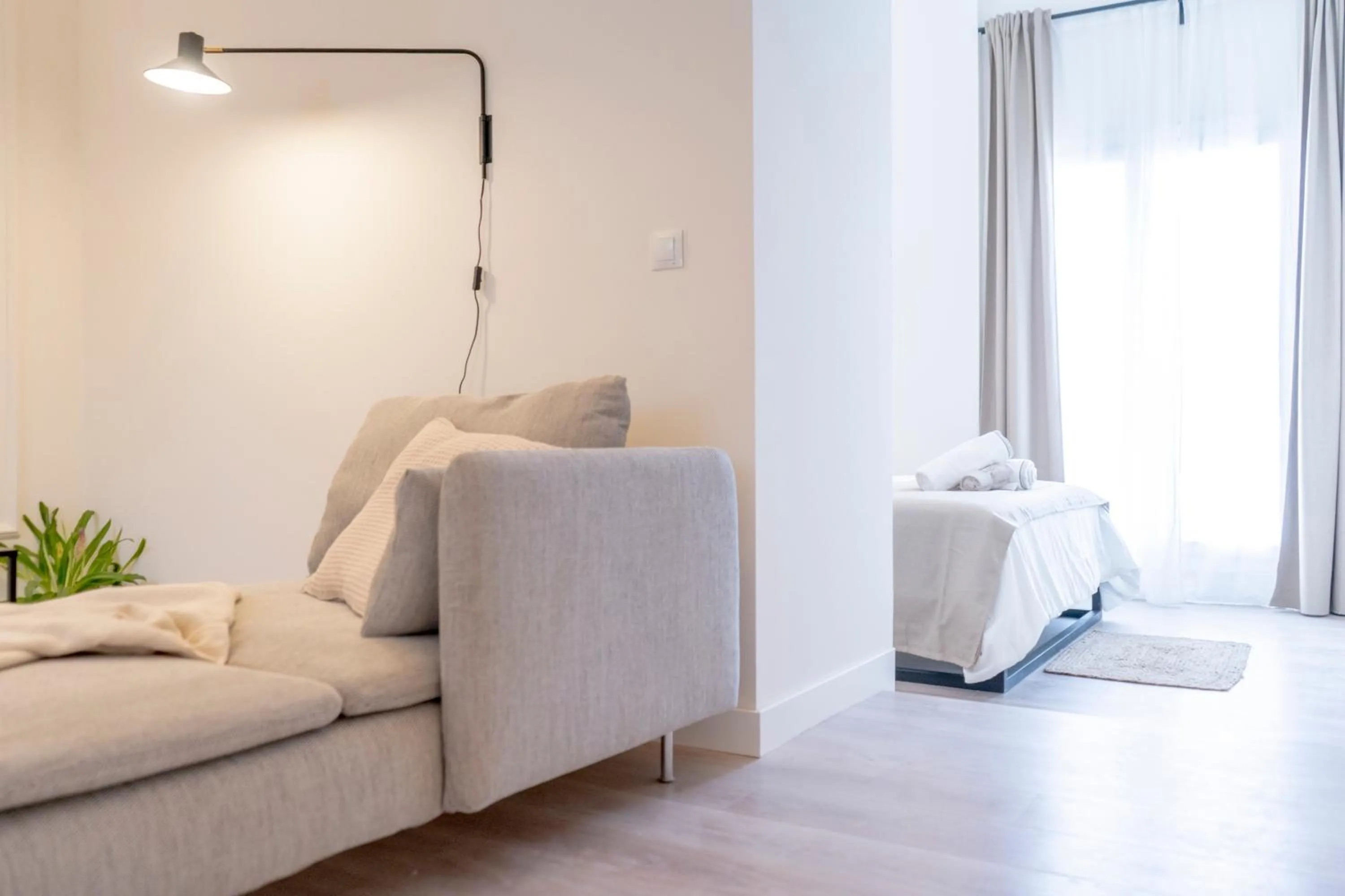 Photo of the whole room, Bed in Suites Alfonso X