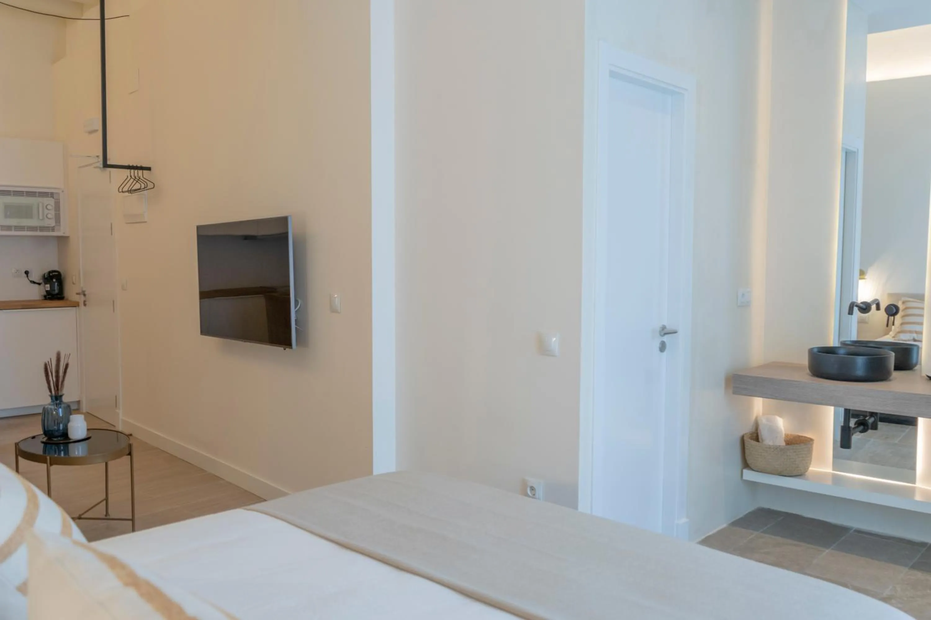 Photo of the whole room, Bed in Suites Alfonso X