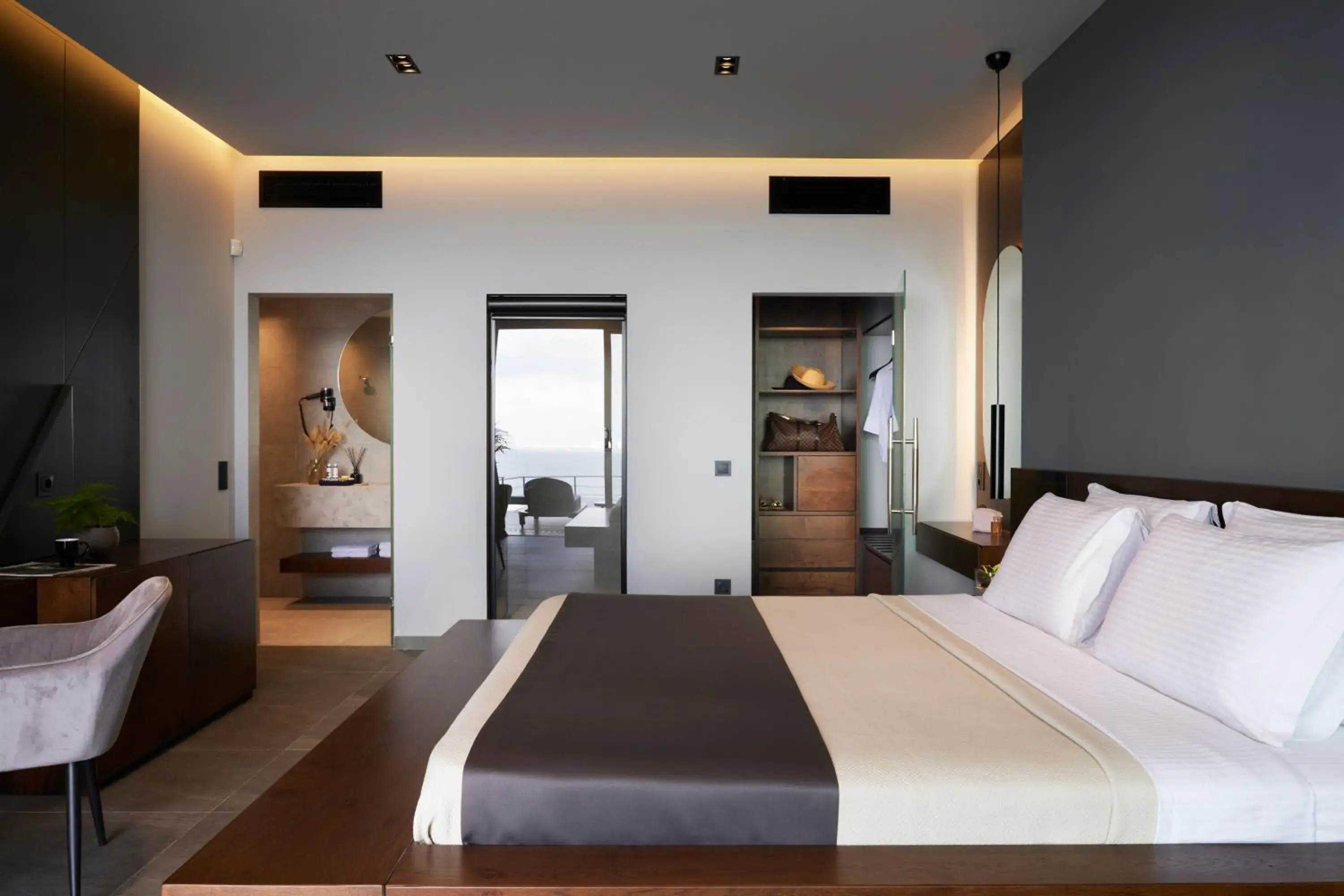 Shower, Bed in Villa OMNIA - Luxury Bound on Earth Shower, Bed in Villa OMNIA - Luxury Bound on Earth