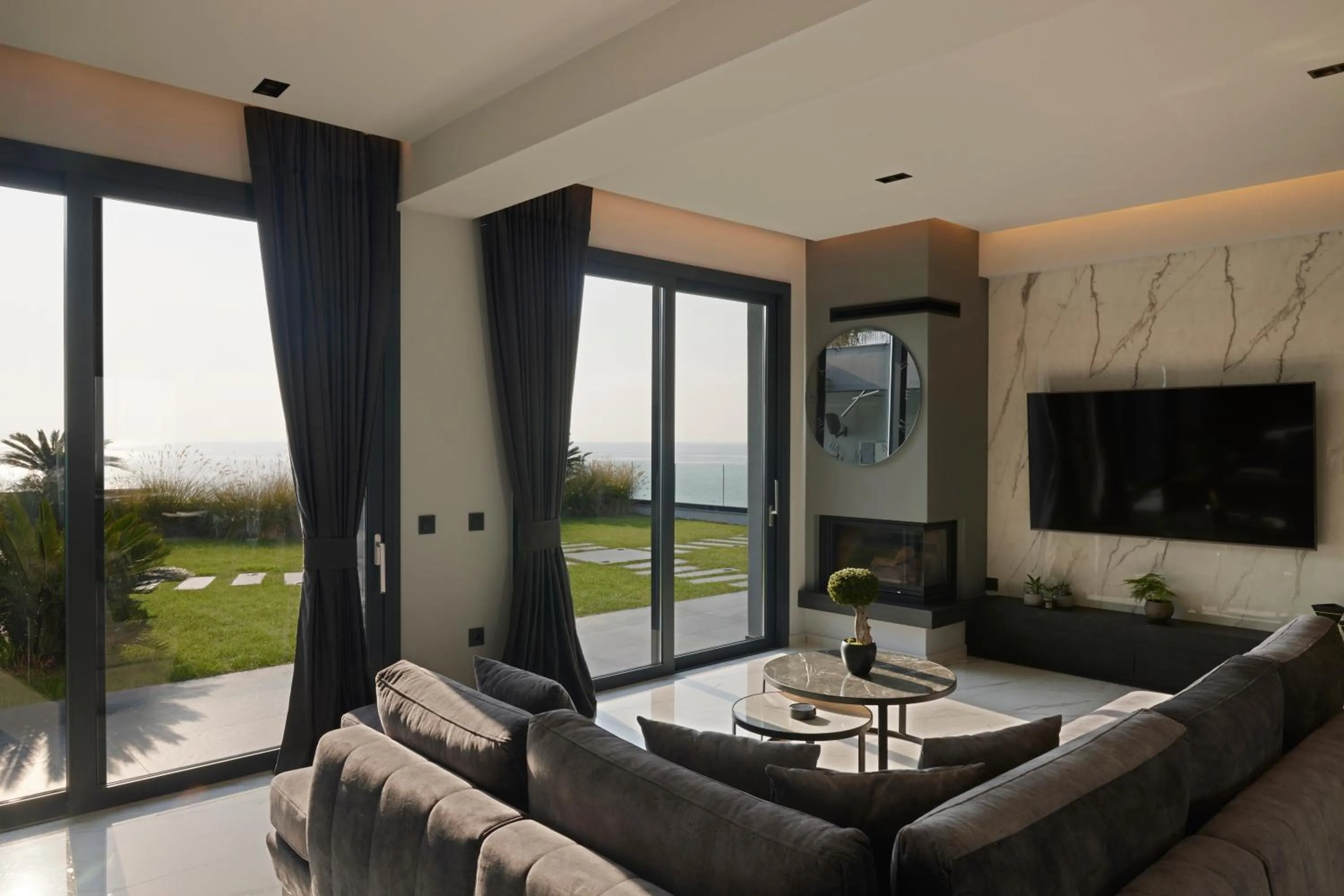 Garden in Villa OMNIA - Luxury Bound on Earth