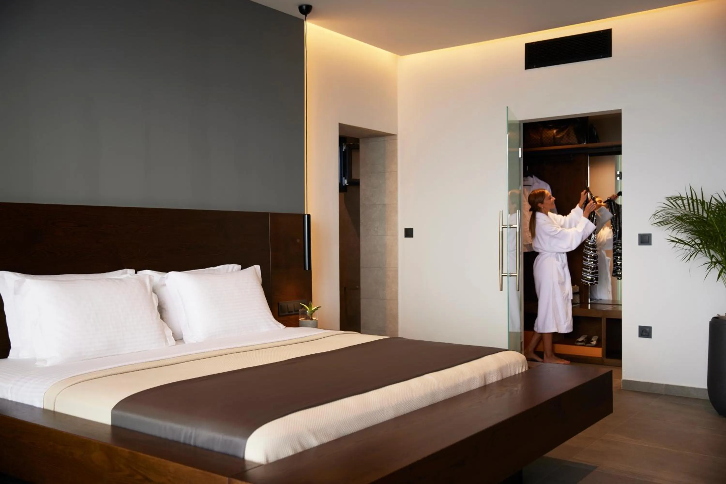 Shower, Bed in Villa OMNIA - Luxury Bound on Earth