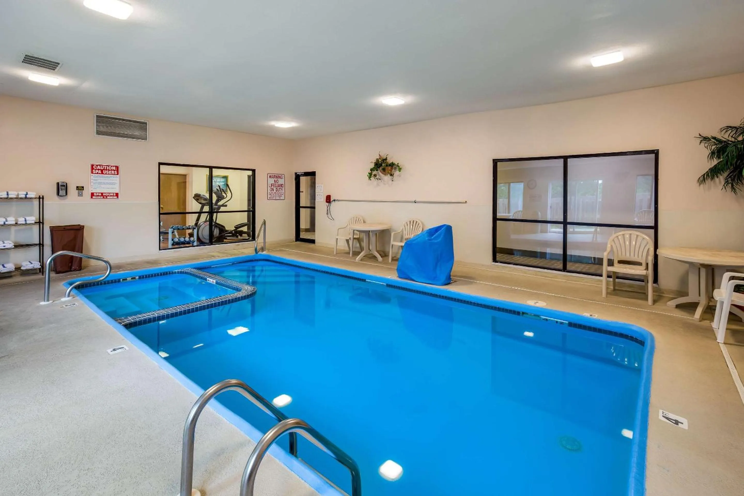 Swimming pool in Quality Inn I-70 Near Kansas Speedway