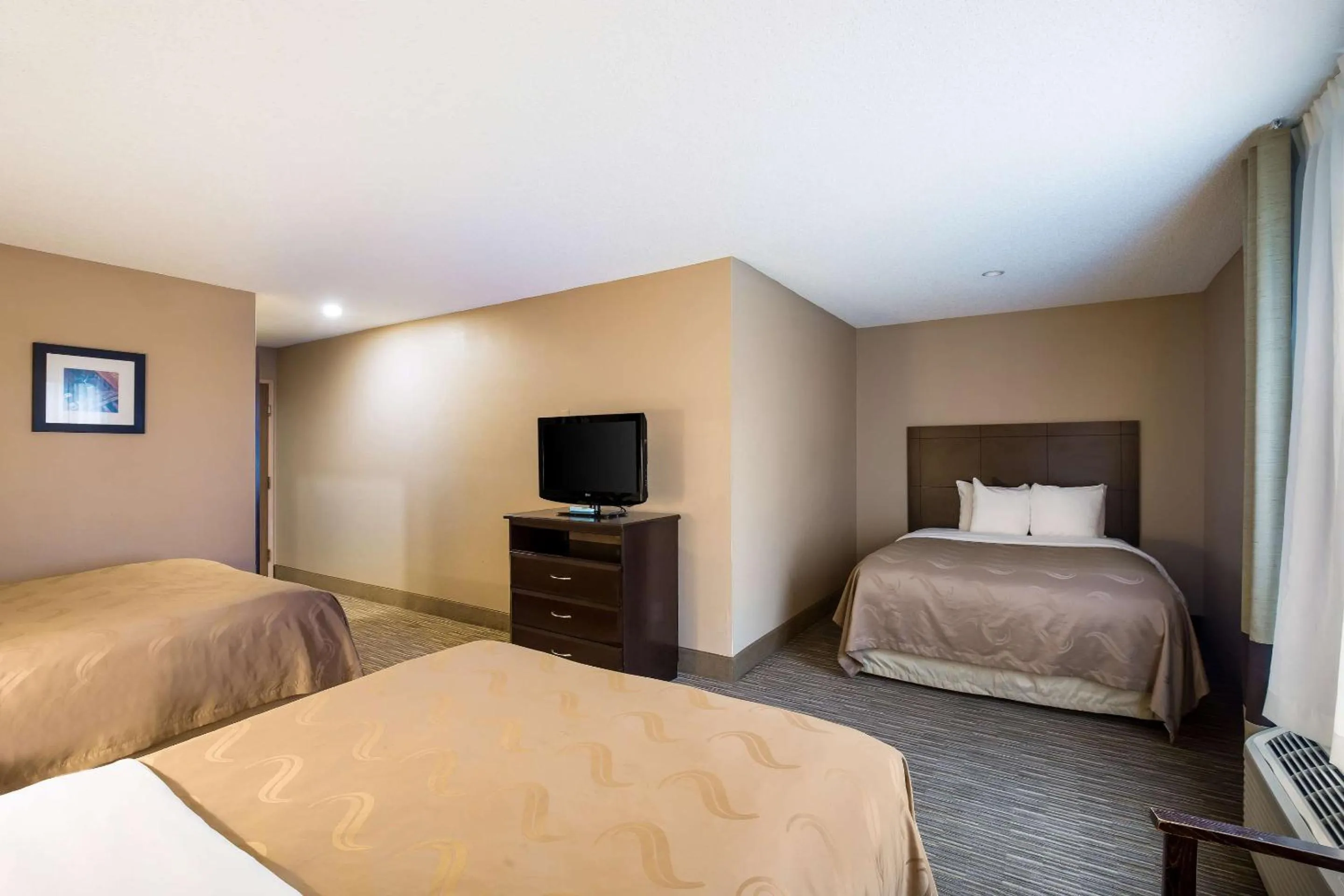 Bedroom, Bed in Quality Inn I-70 Near Kansas Speedway