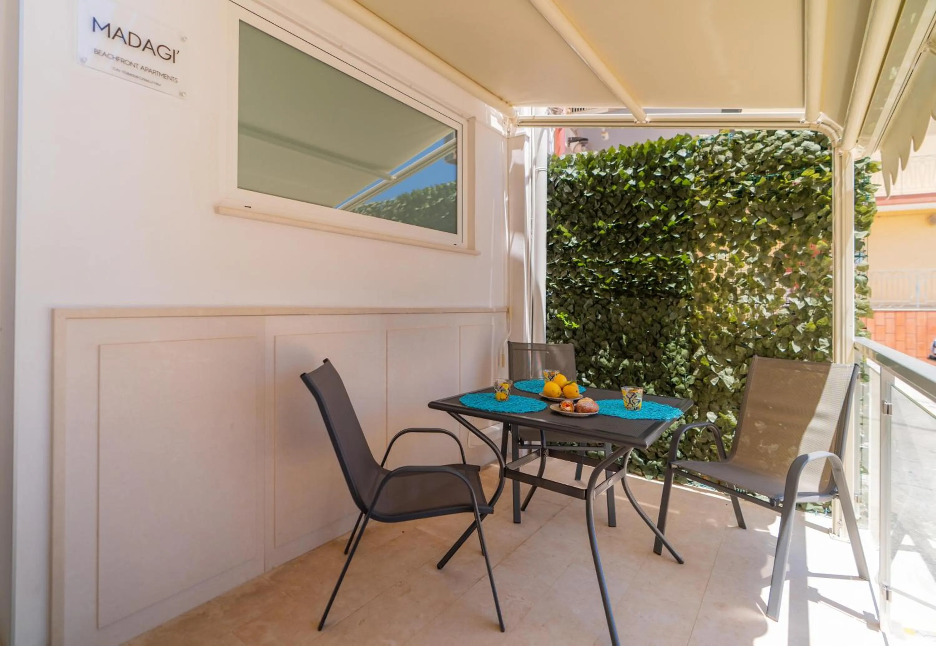 MADAGÌ Beachfront Apartments