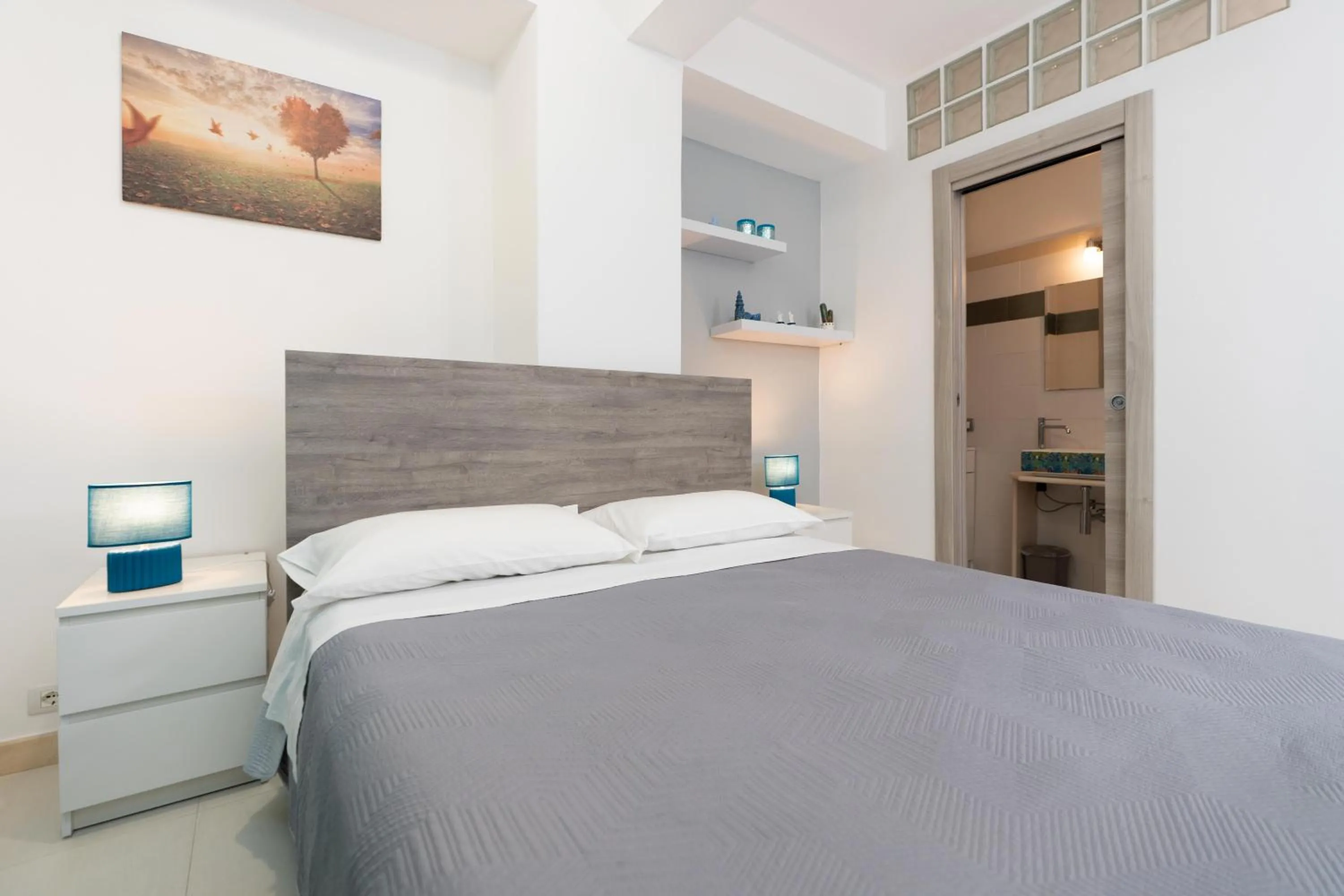 Bed in MADAGÌ Beachfront Apartments