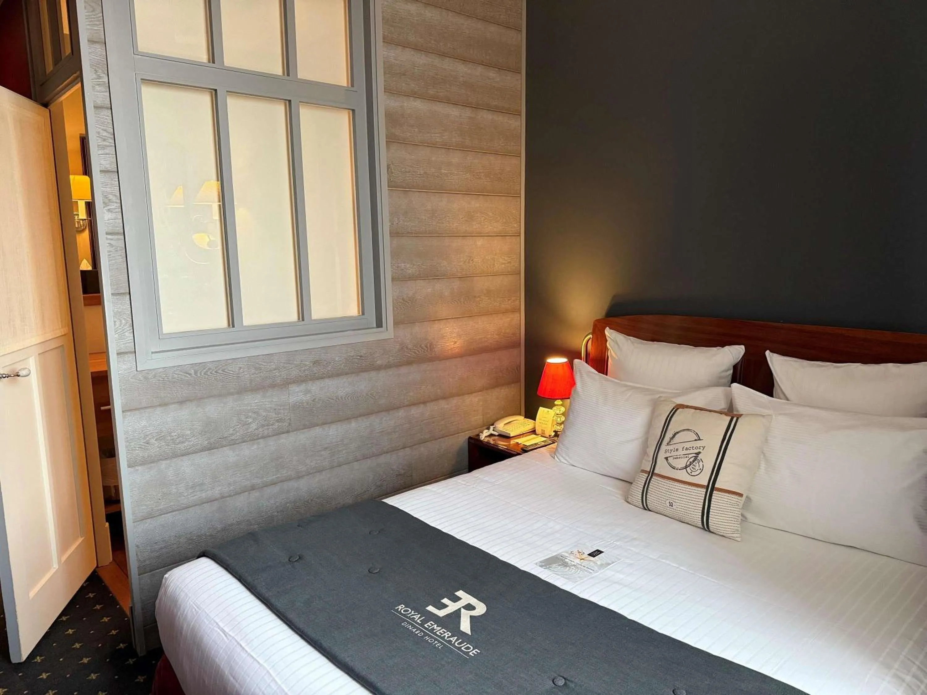 Bedroom, Bed in Royal Emeraude Hotel Dinard - MGallery Collection