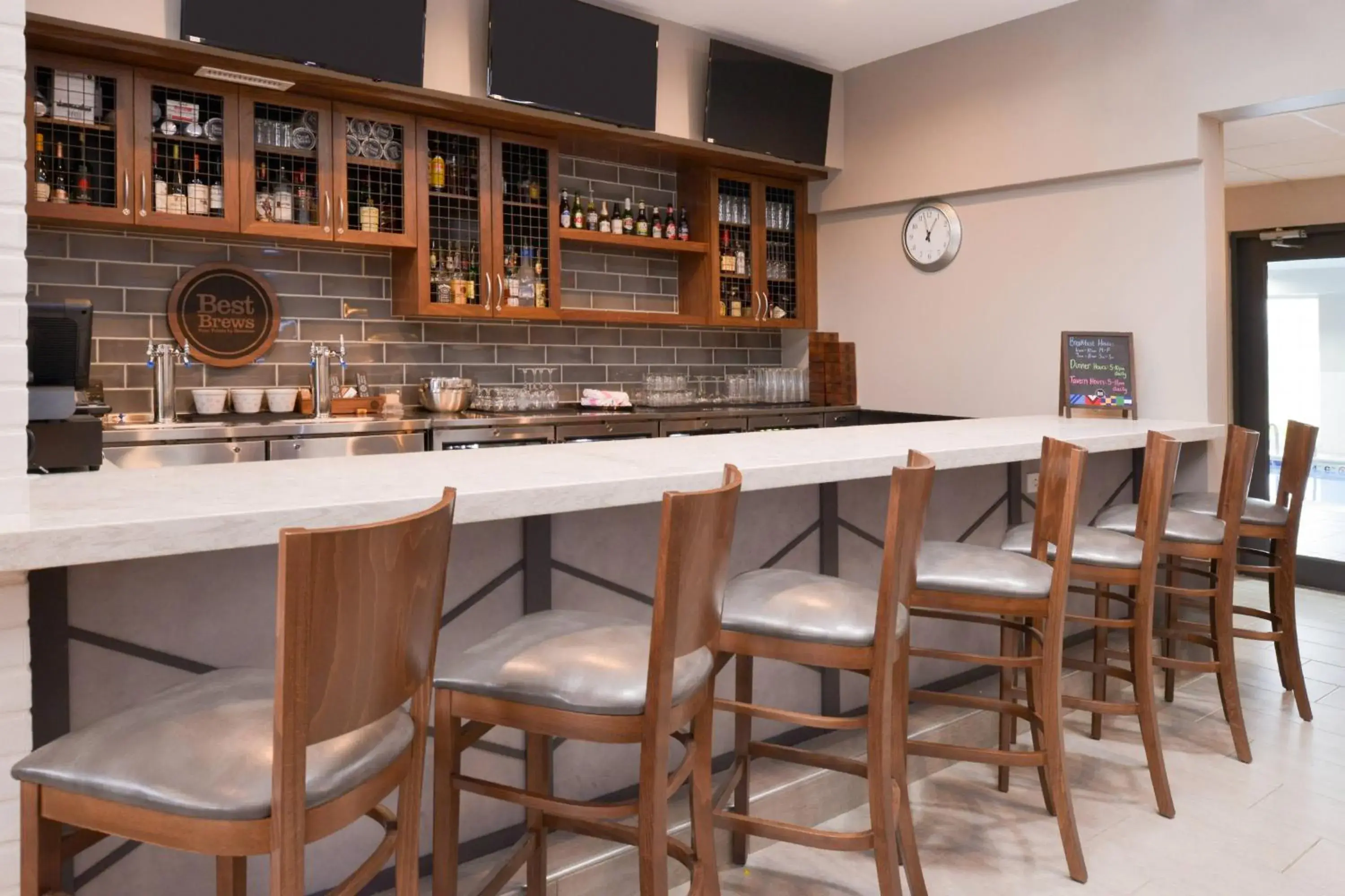 Lounge or bar in Four Points By Sheraton Mount Prospect O’Hare Lounge or bar in Four Points By Sheraton Mount Prospect O’Hare