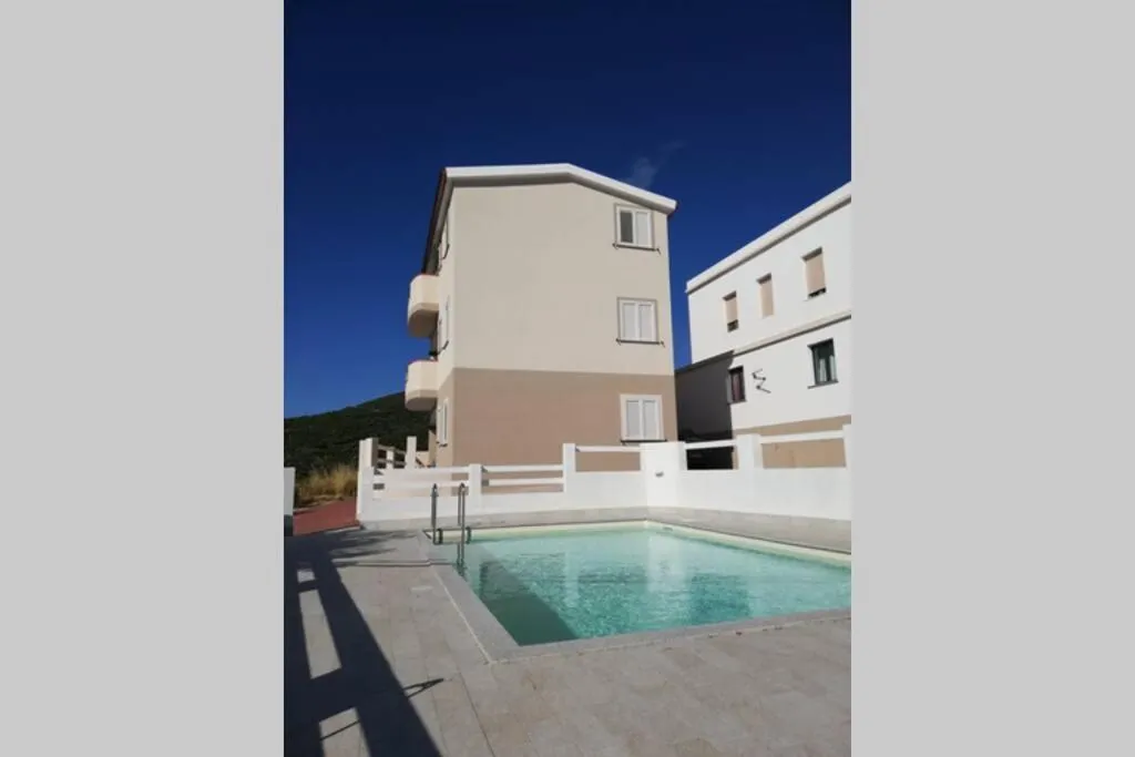 Pool view in Trilocale vista mare con piscina a Badesi