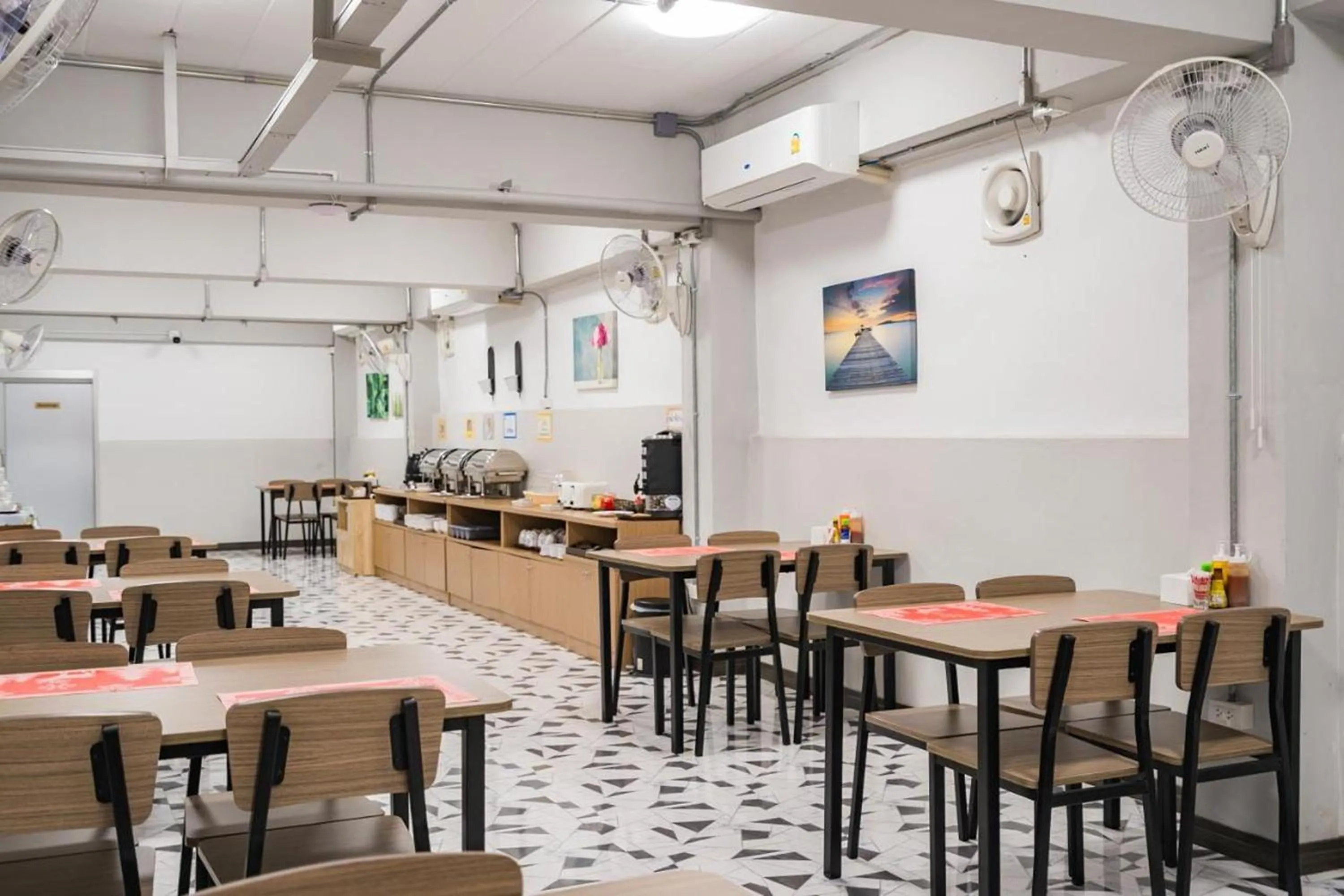 Restaurant/places to eat in Top Inn Hotel