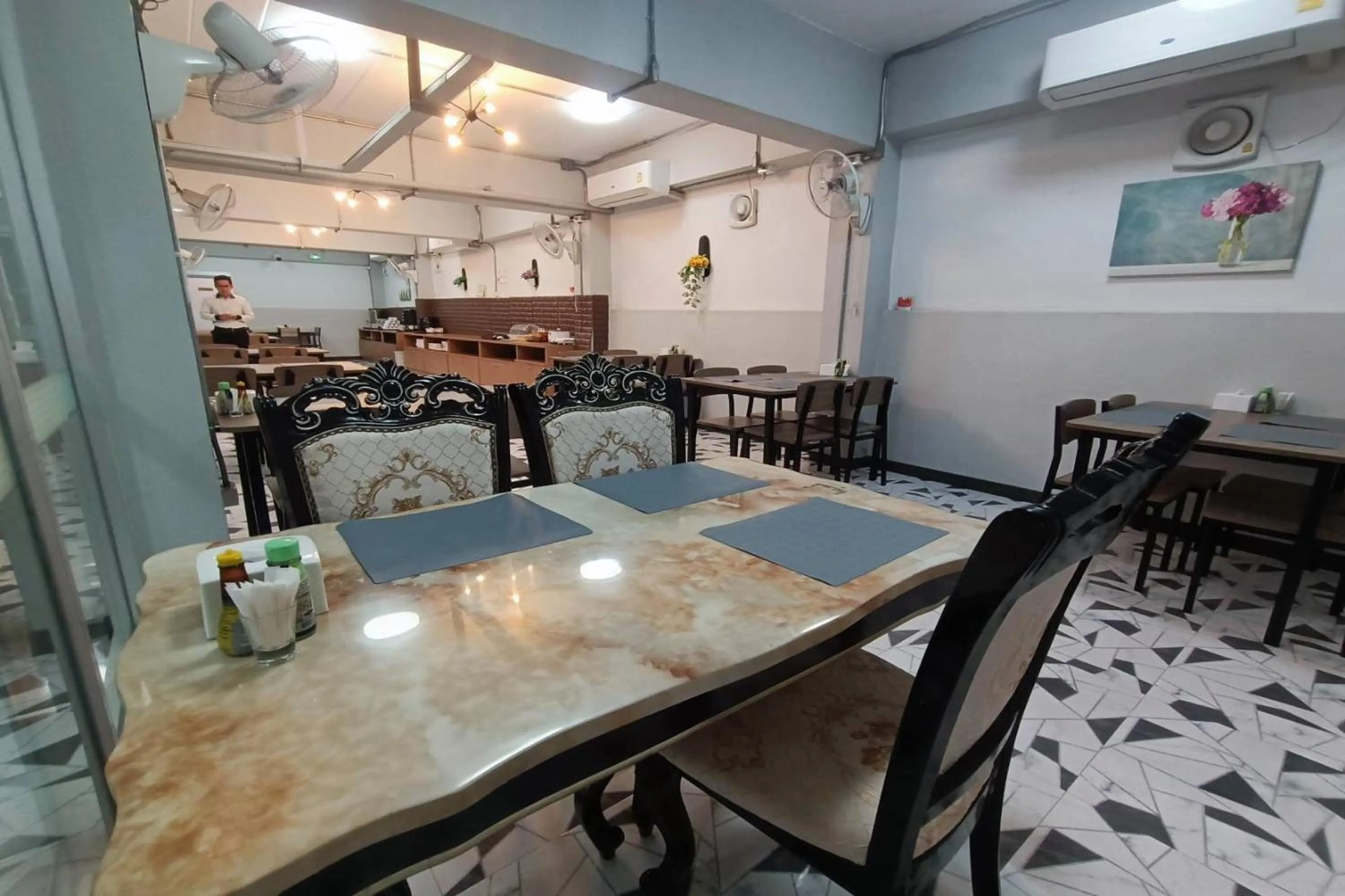 Restaurant/places to eat in Top Inn Hotel