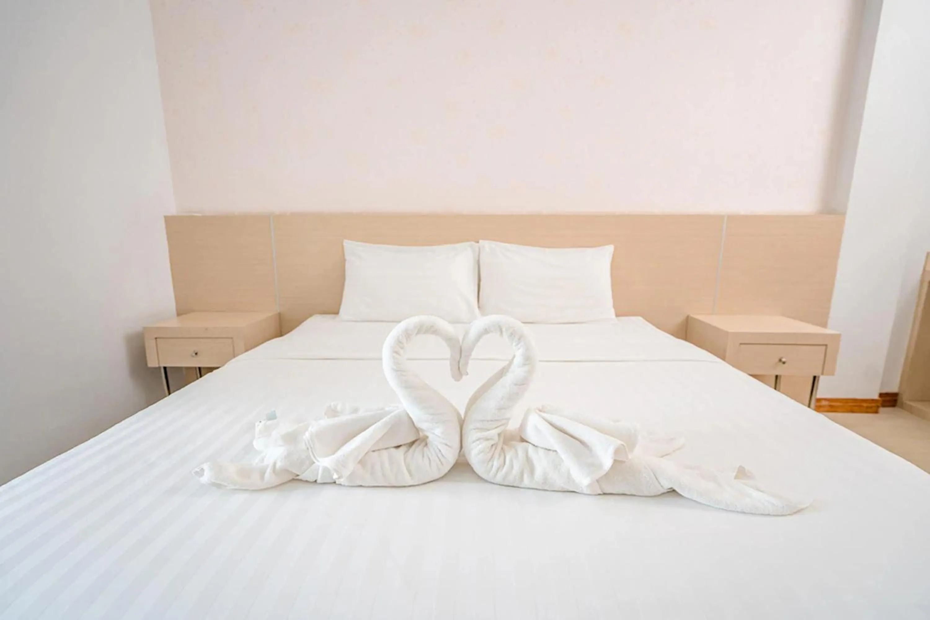 Bedroom, Bed in Top Inn Hotel