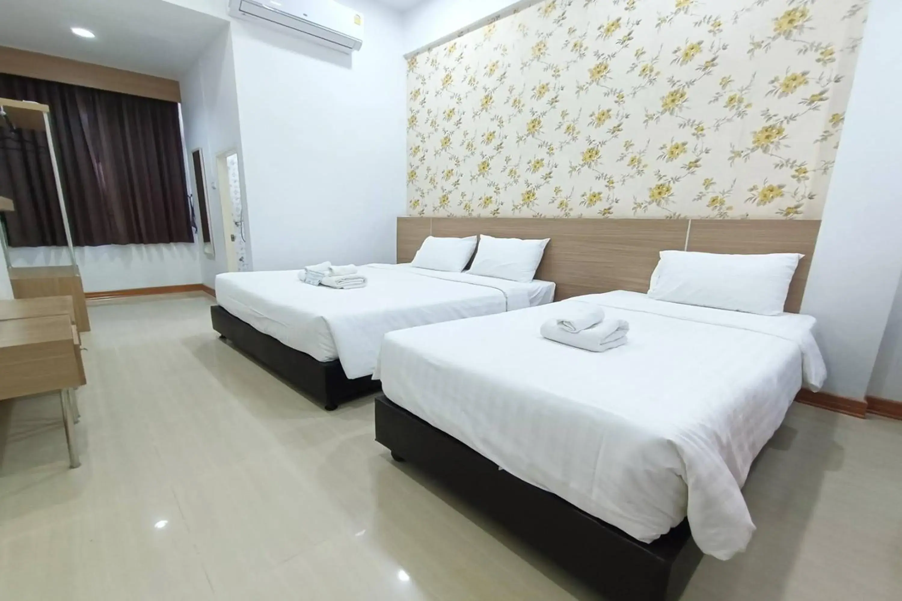 Family Room in Top Inn Hotel พร้อมอาหารเช้า ใกล้วัดป่าวังน้ำเย็นและสถานที่ท่องเที่ยว Family Room in Top Inn Hotel พร้อมอาหารเช้า ใกล้วัดป่าวังน้ำเย็นและสถานที่ท่องเที่ยว