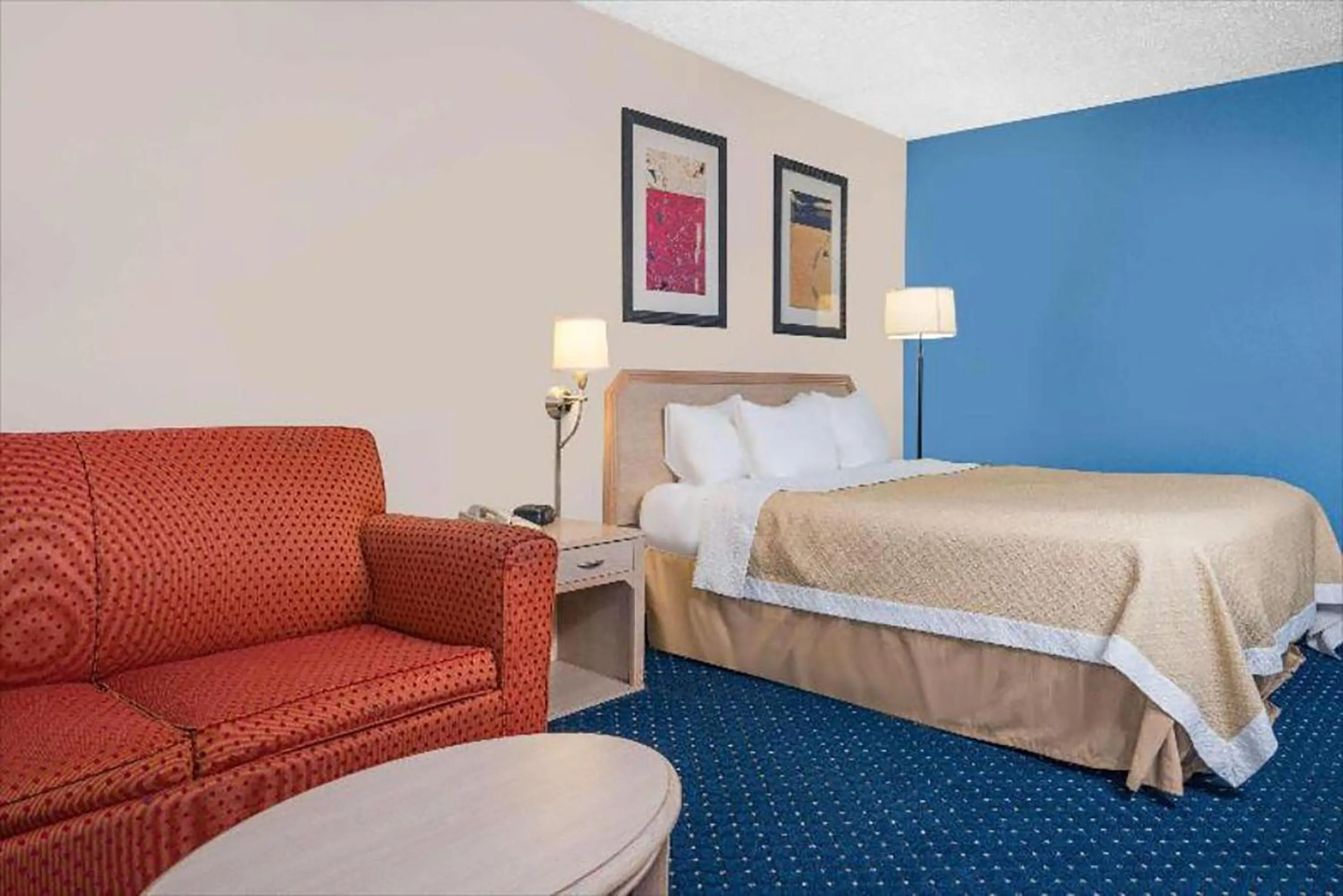 Bed in Norwood Inn & Suites La Crosse