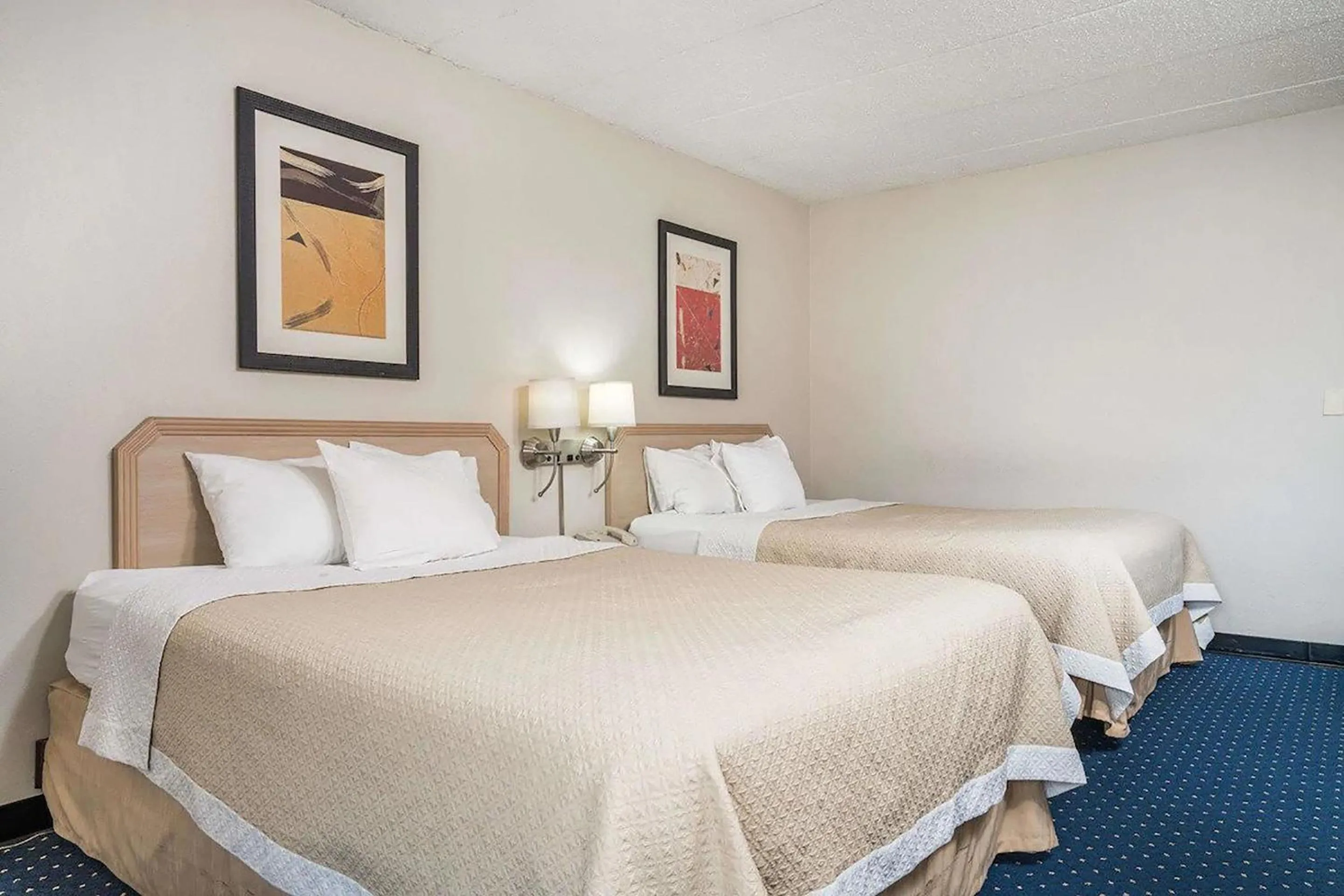 Bed in Norwood Inn & Suites La Crosse