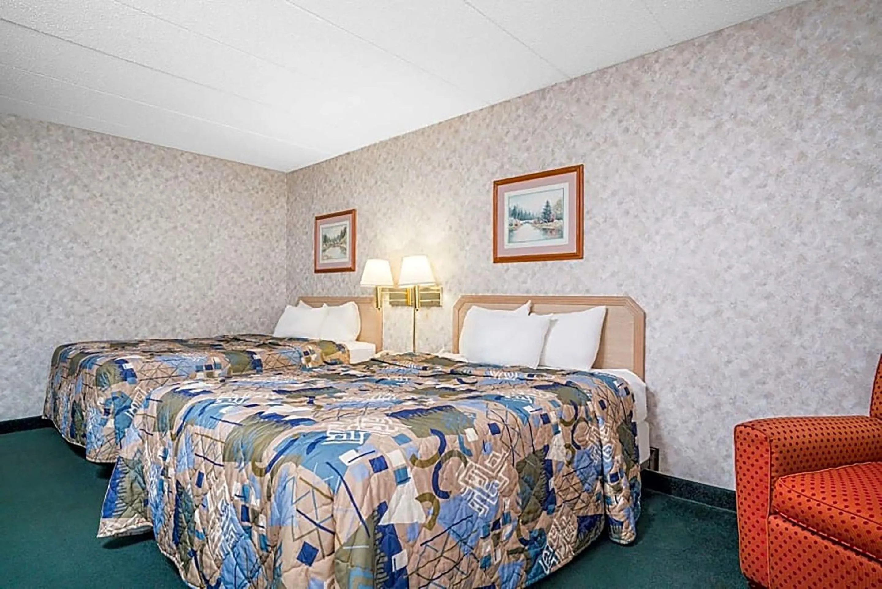 Bed in Norwood Inn & Suites La Crosse