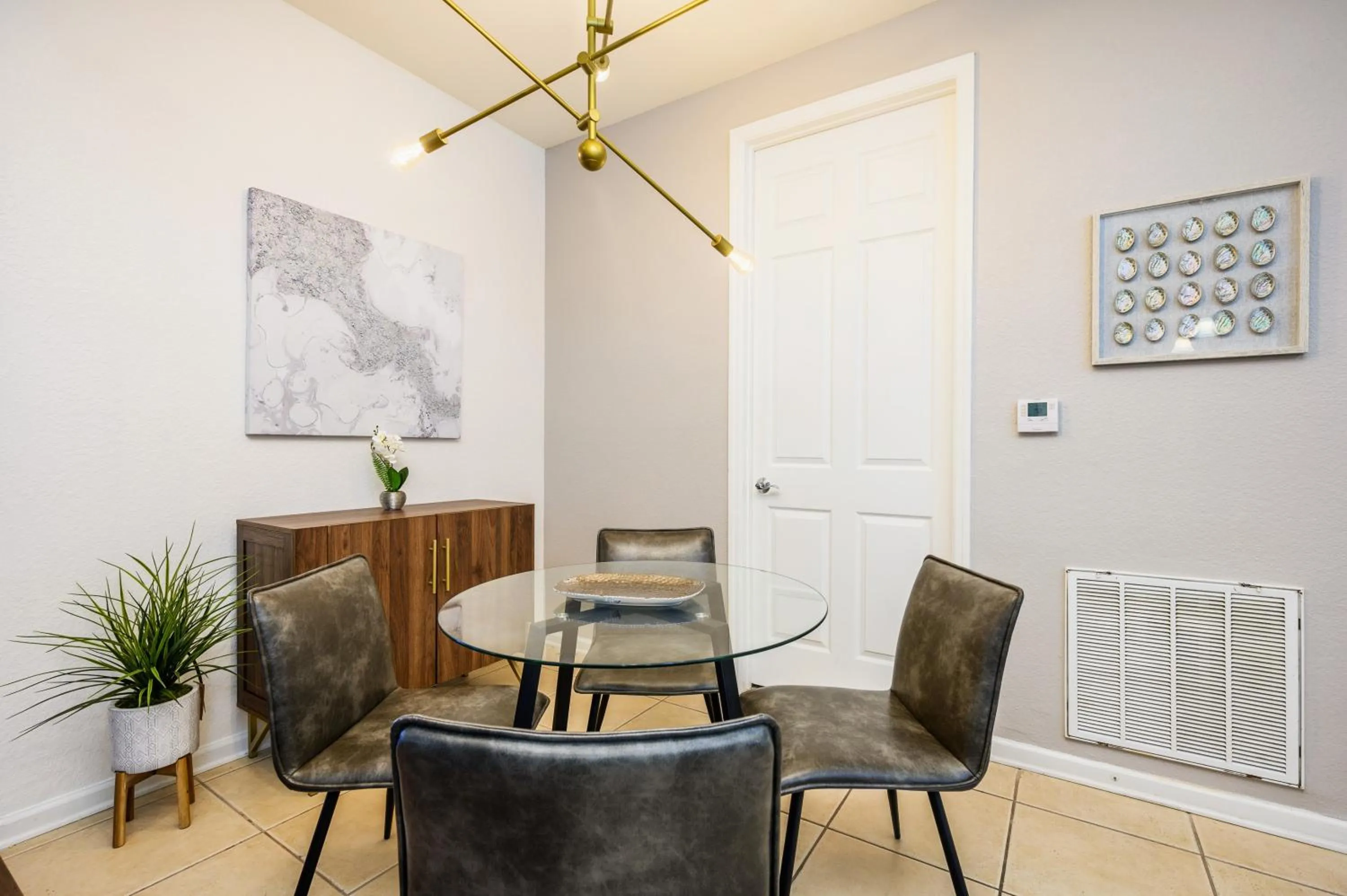 Dining area in Vista Cay Resort by Millenium at Universal Blvd.