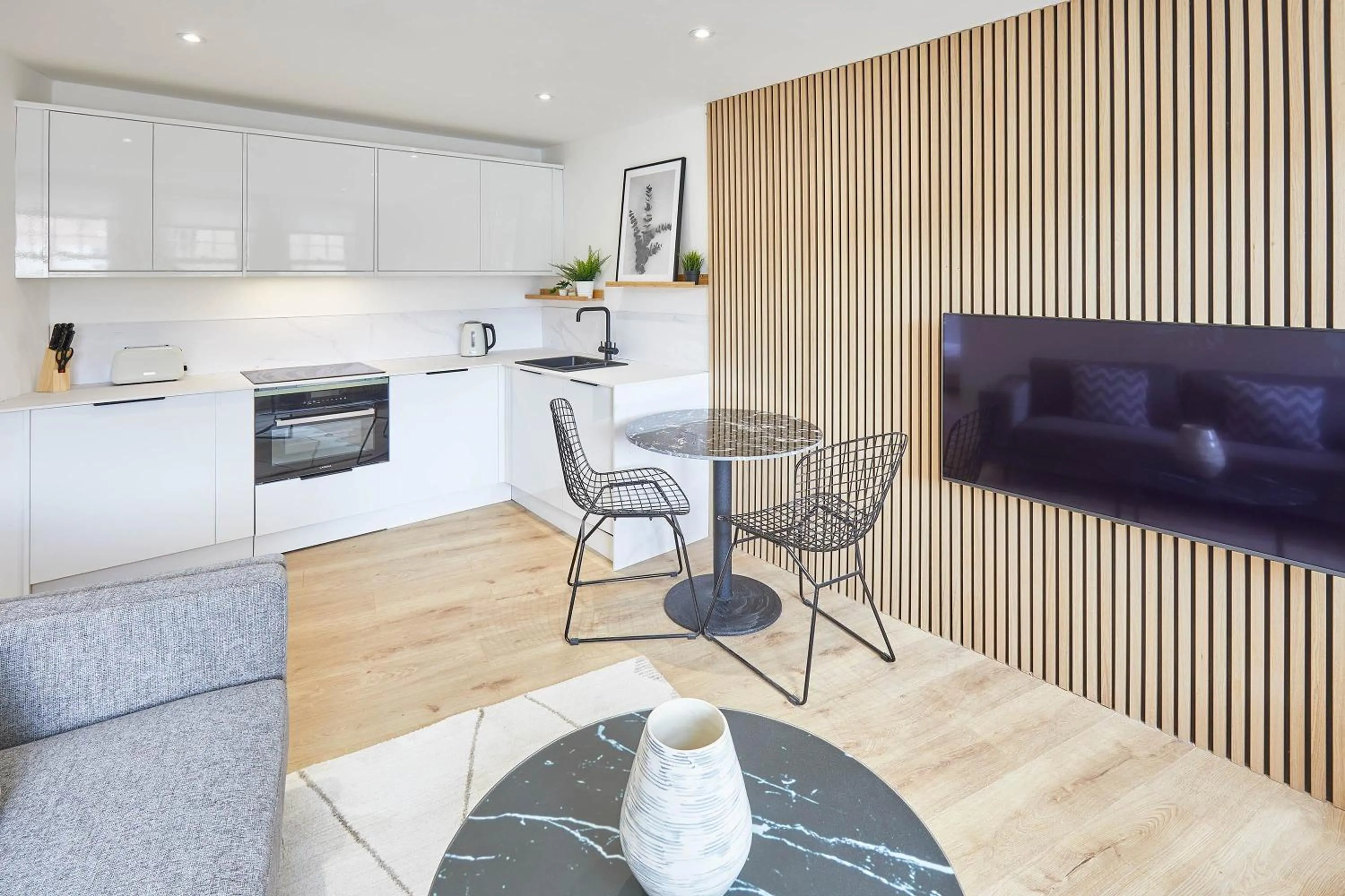 TV and multimedia in Host & Stay - Golden Lion Apartments