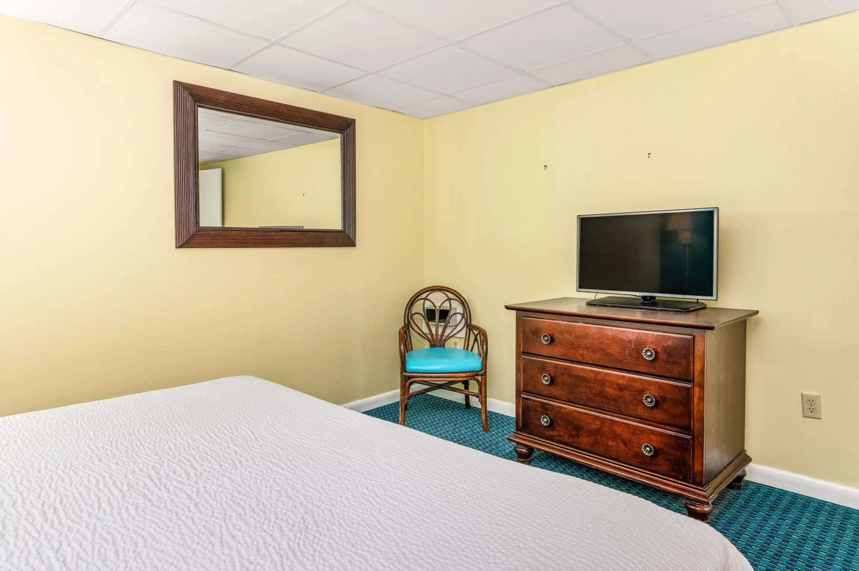 Bedroom, Bed in Cayman Suites Hotel