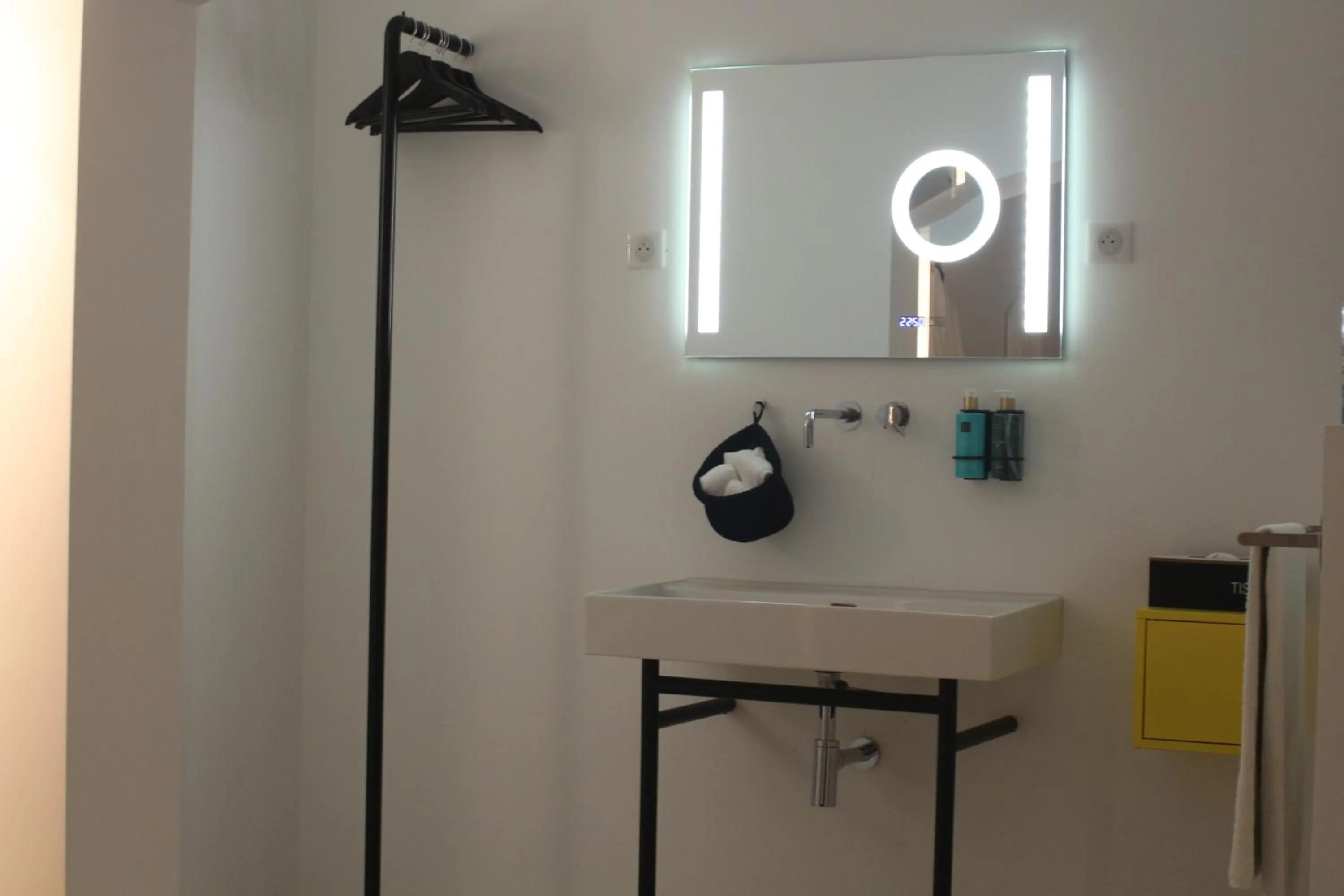 Shower in Croissant de Lune