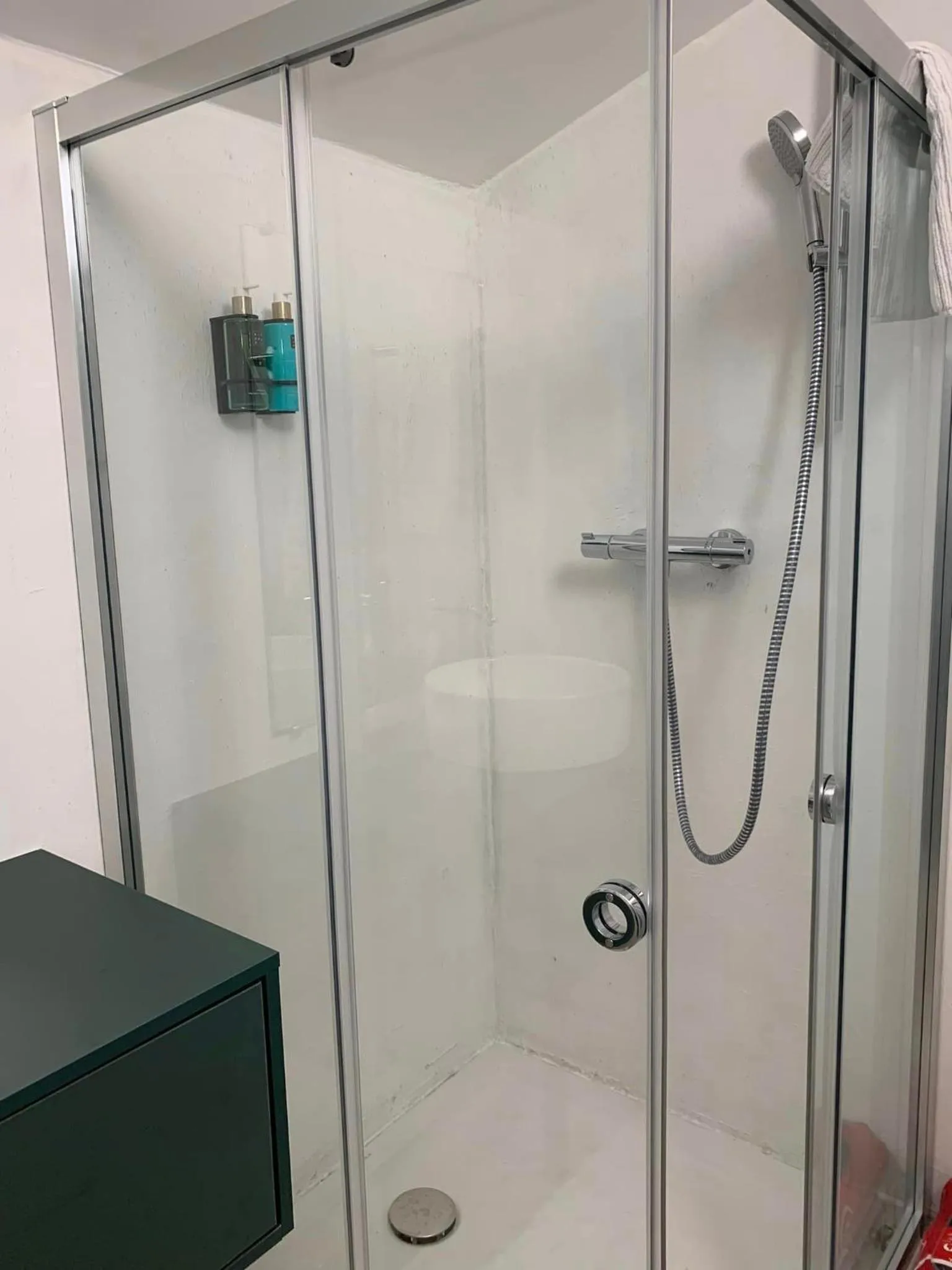 Shower in Croissant de Lune