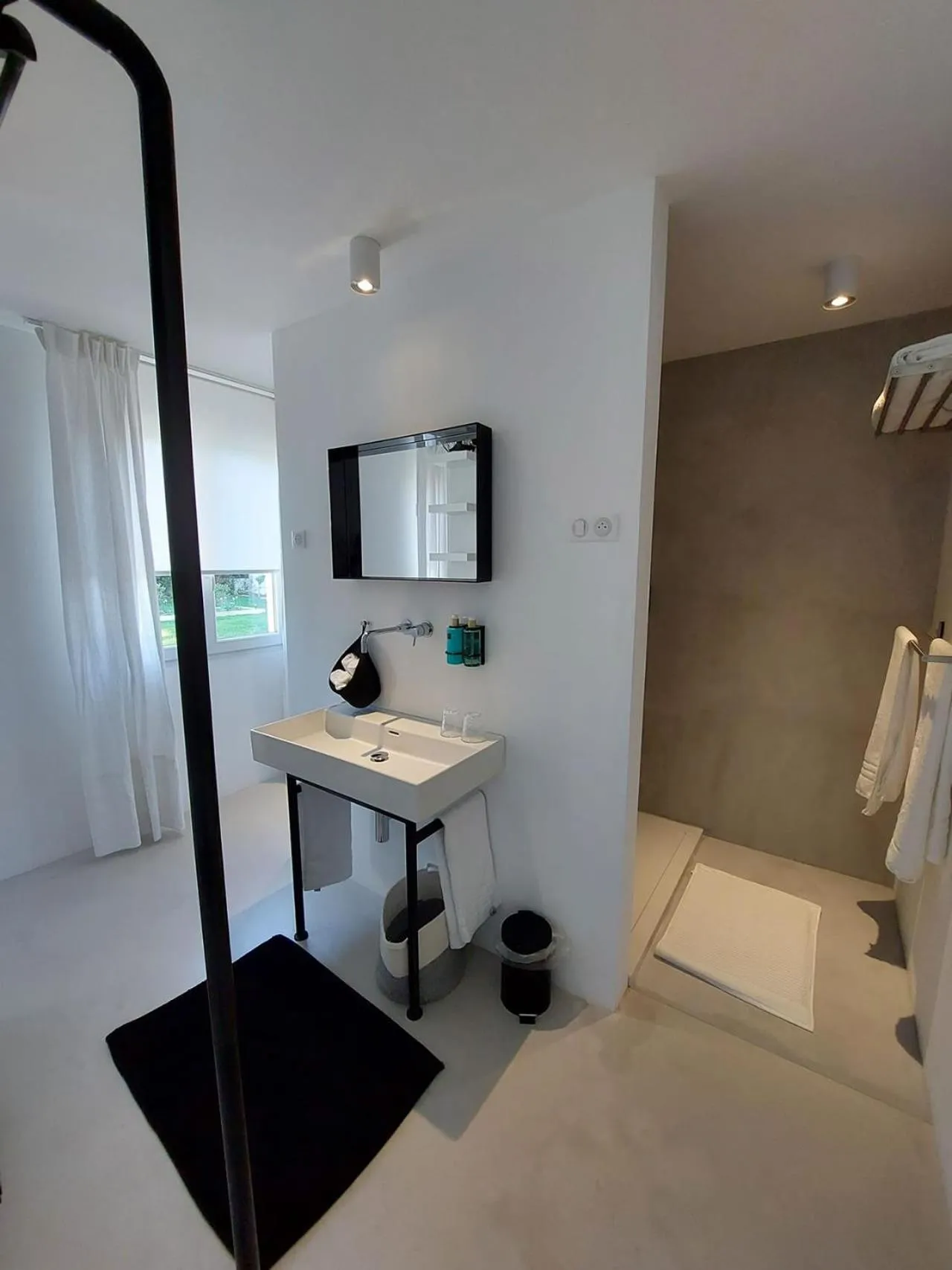 Shower in Croissant de Lune