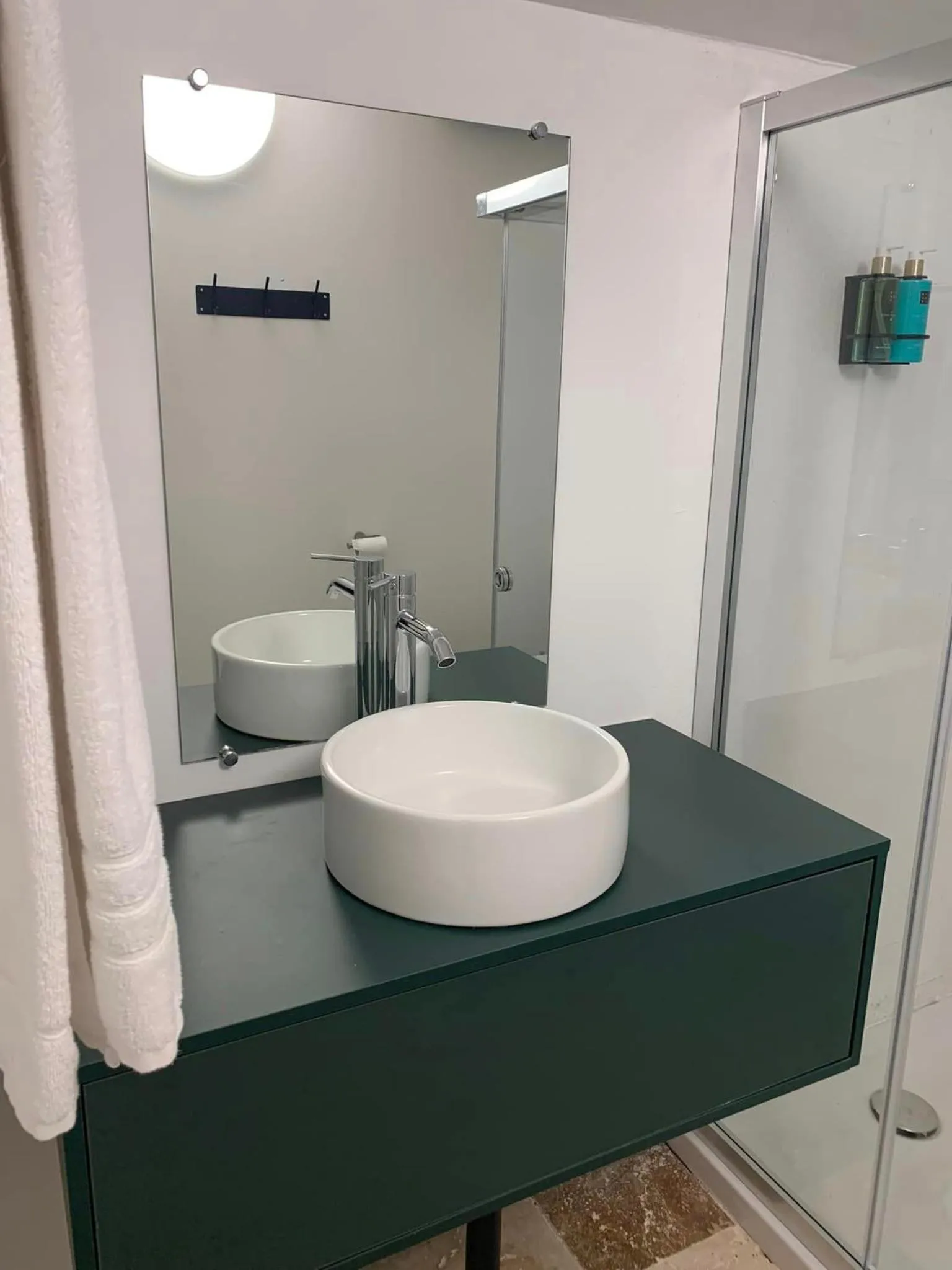 Shower in Croissant de Lune