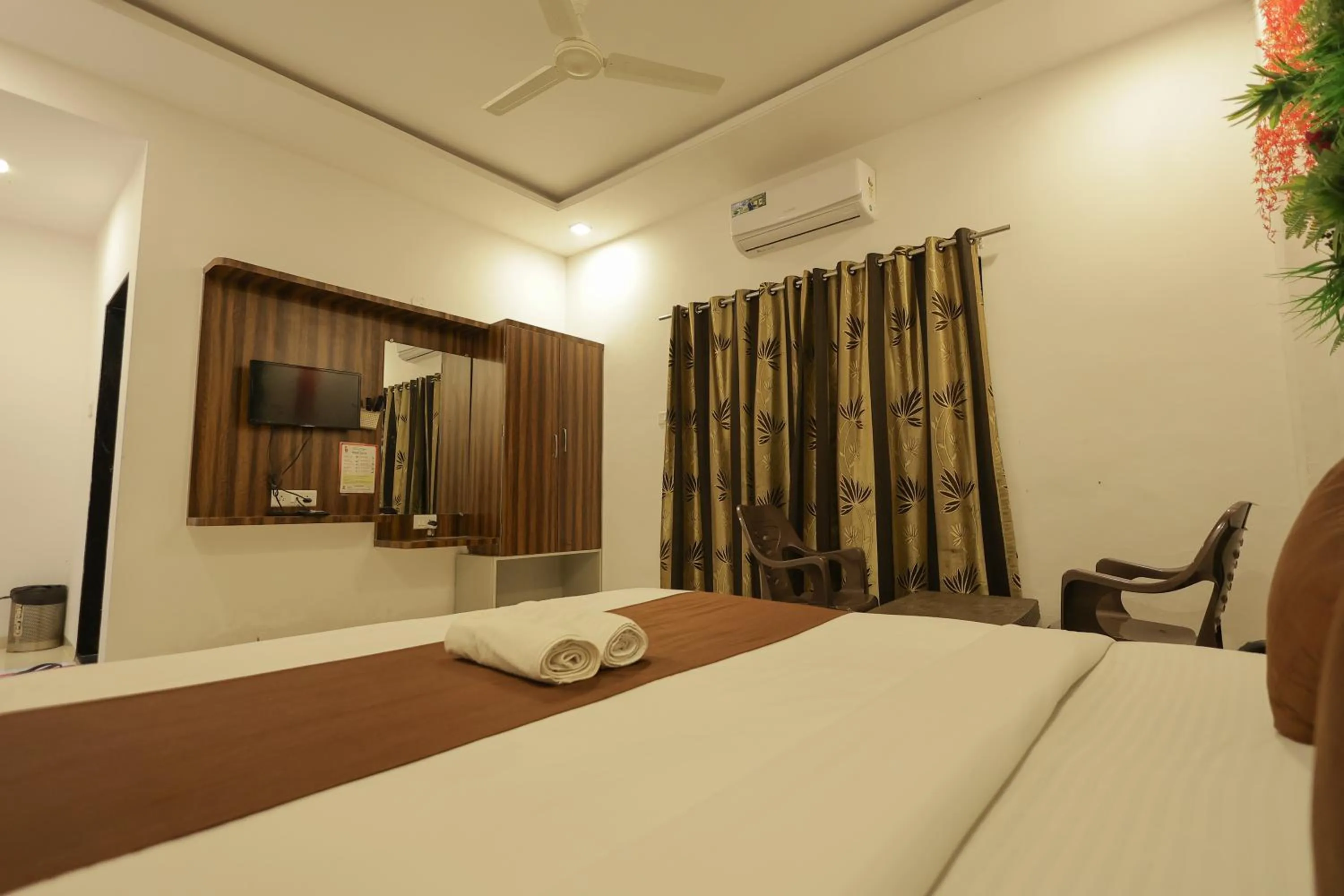 Living room, Bed in Hotel Green Exotica Mahabaleshwar