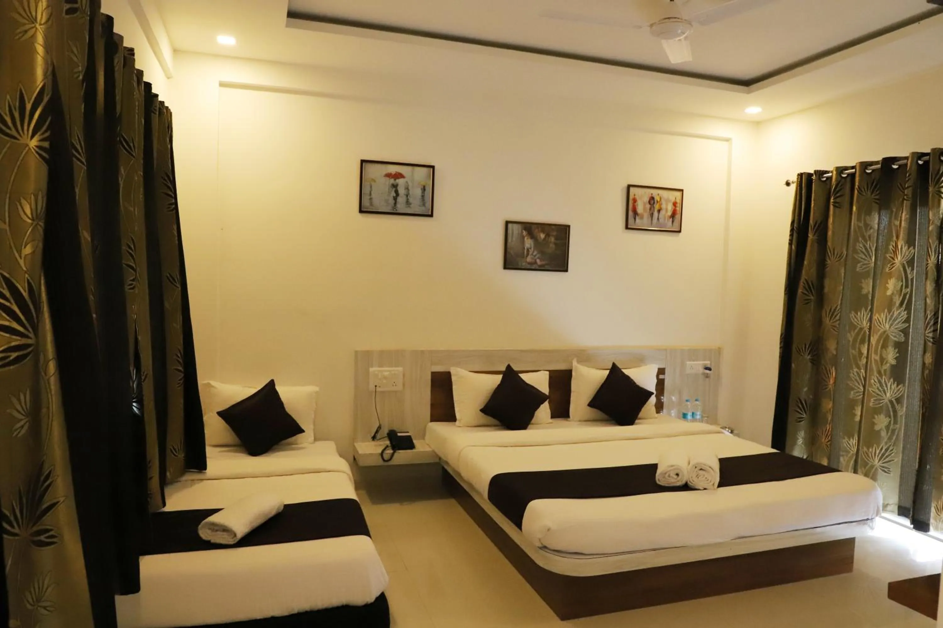 Bedroom, Bed in Hotel Green Exotica Mahabaleshwar