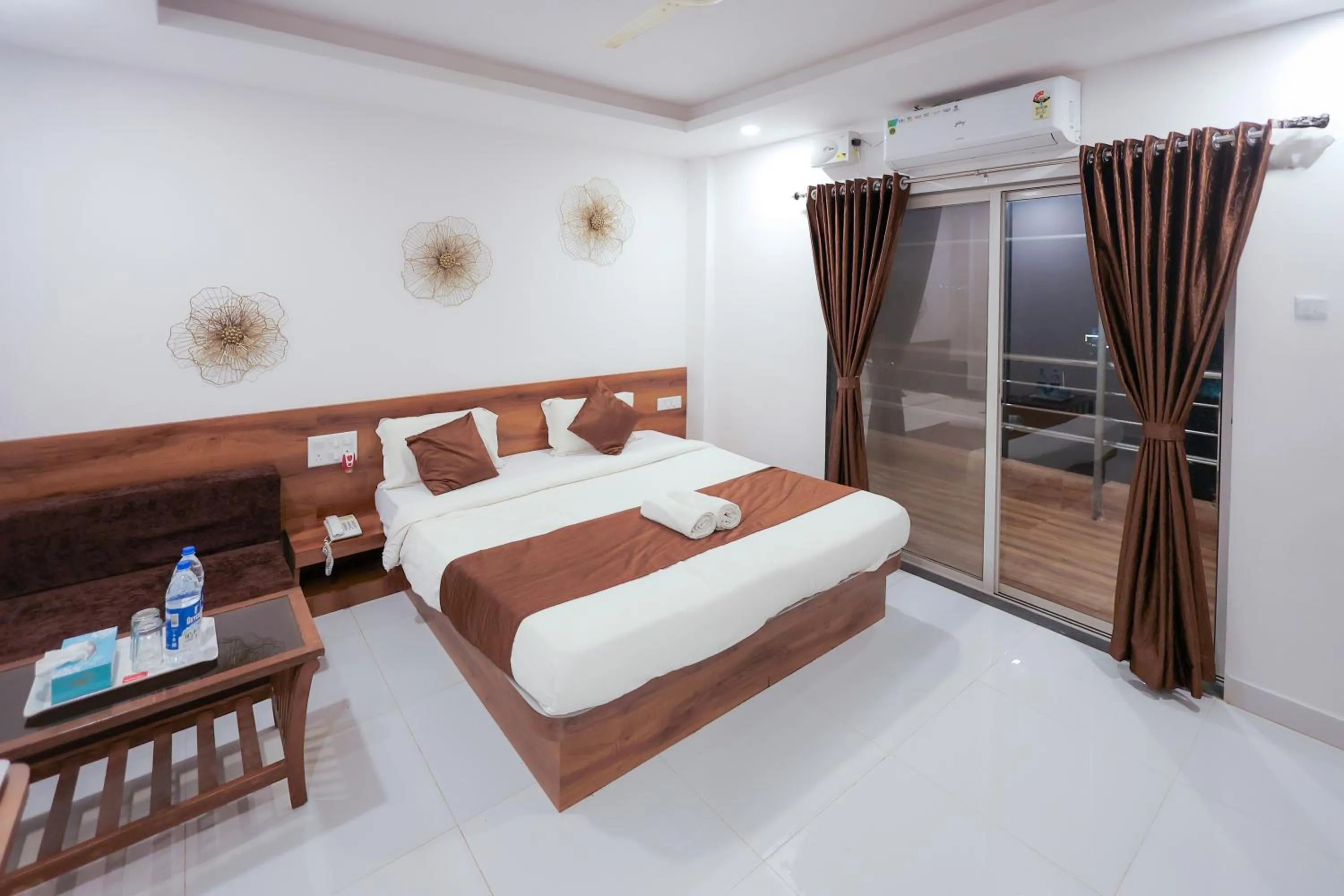 Bedroom, Bed in Hotel Green Exotica Mahabaleshwar