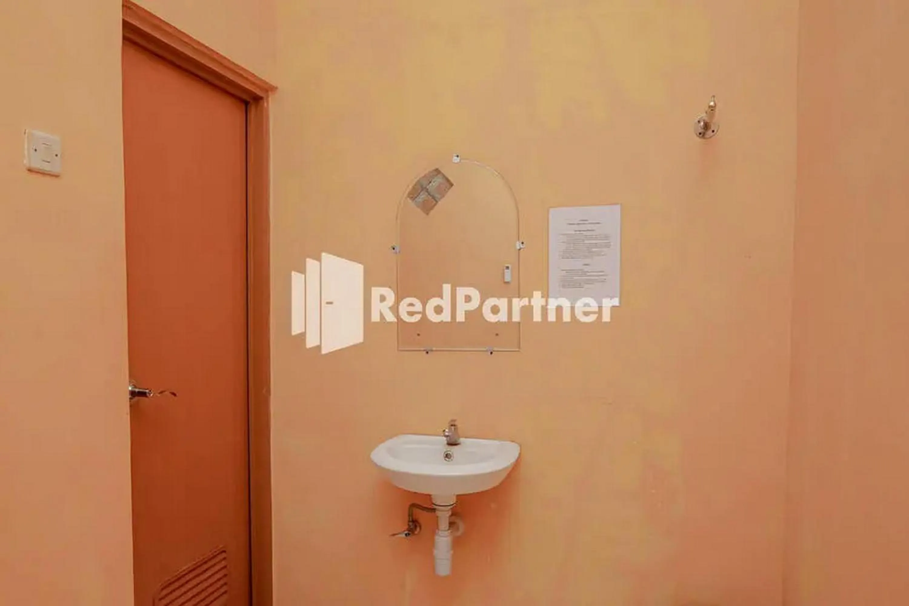 Bathroom in Pondok Damai Guest House Syariah Mitra RedDoorz