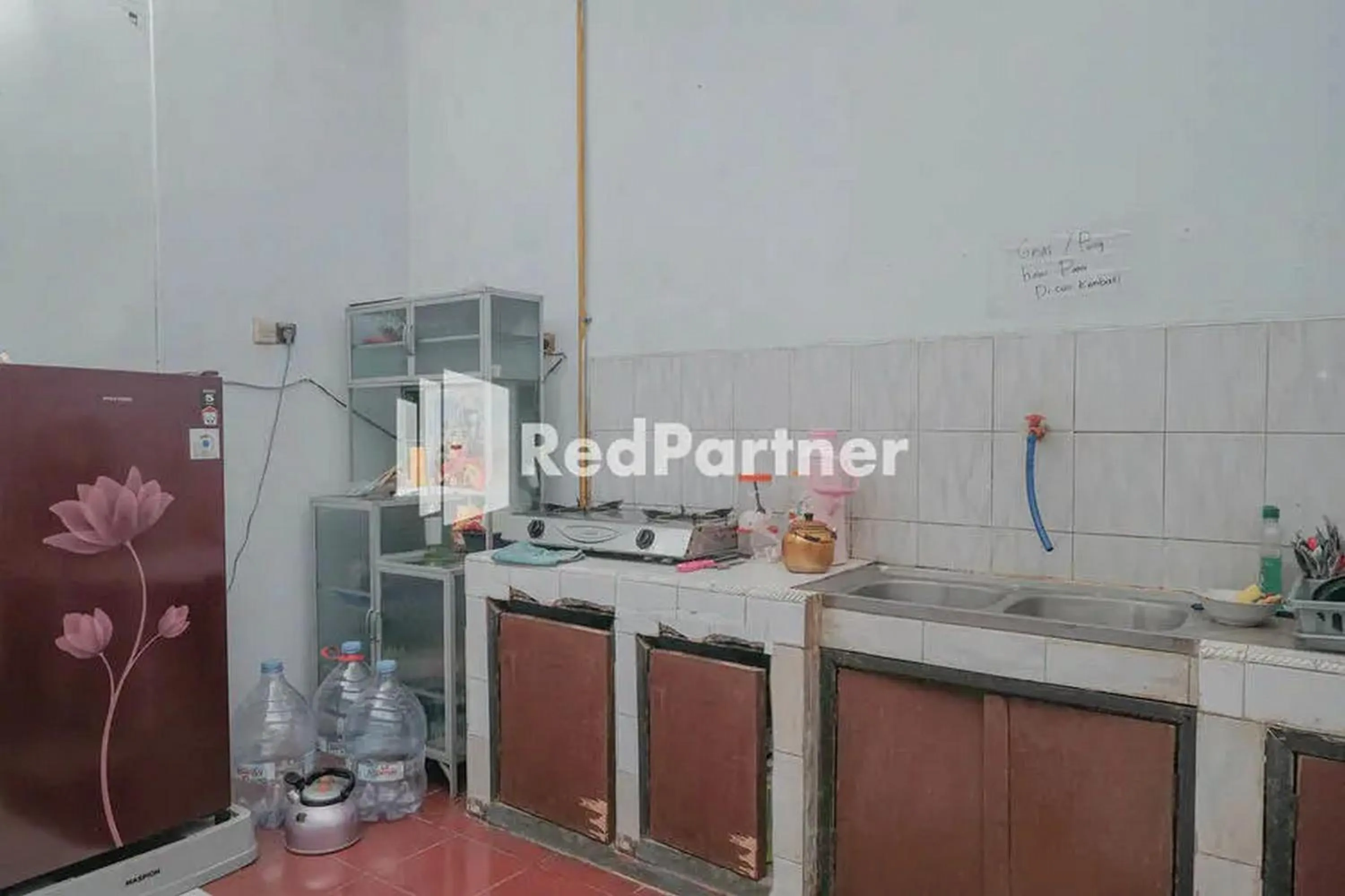 Kitchen or kitchenette in Pondok Damai Guest House Syariah Mitra RedDoorz