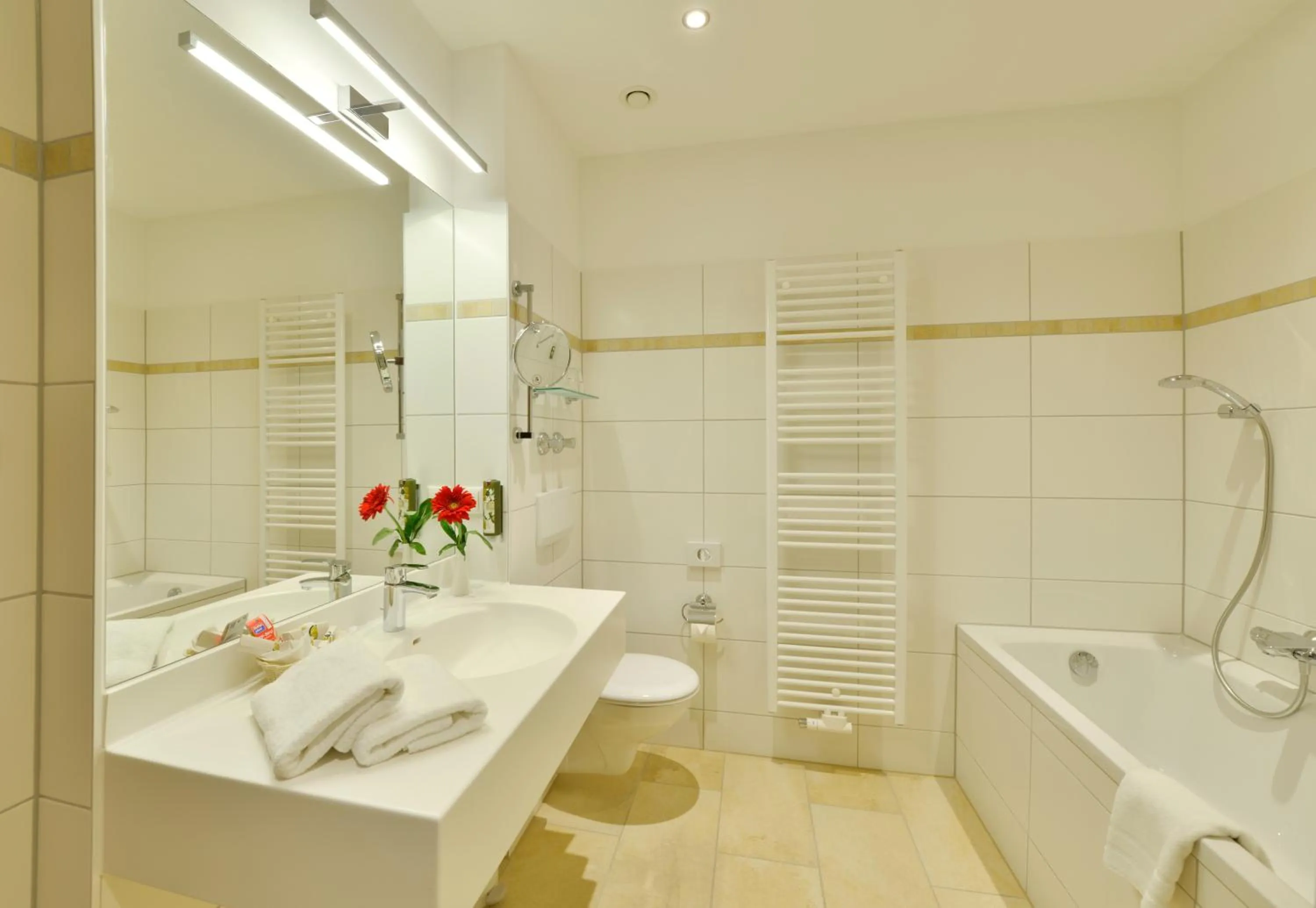 Hot Tub in Hotel Der Lindenhof