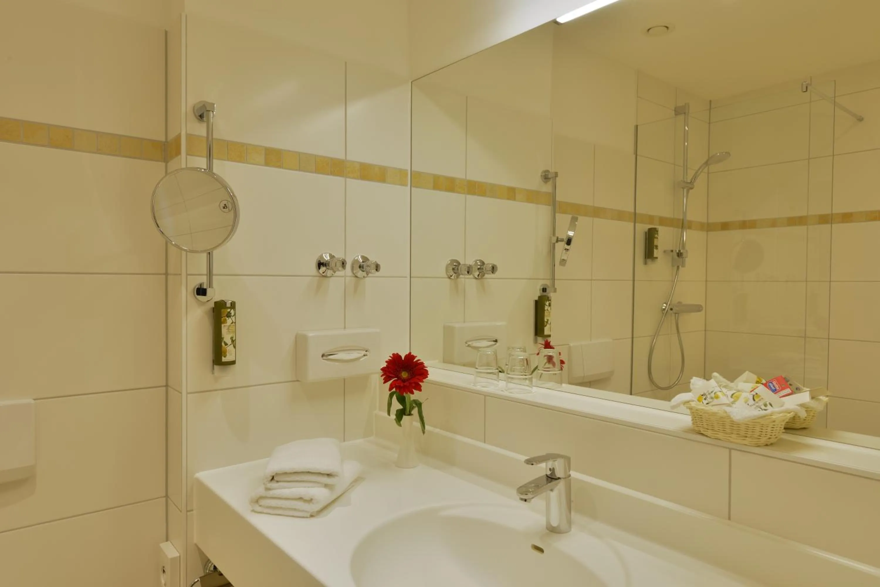 Hot Tub in Hotel Der Lindenhof